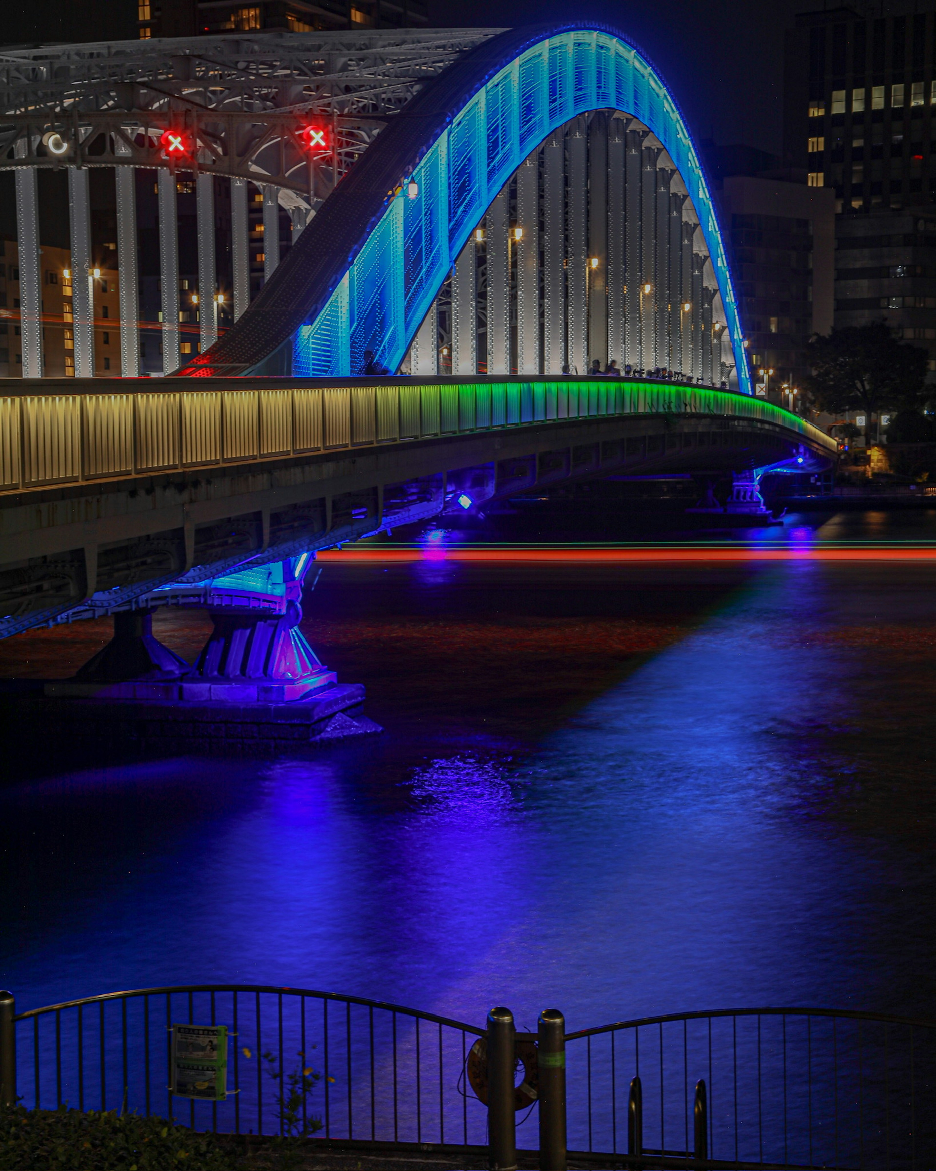 Bellissimo ponte illuminato di notte con luci colorate e riflessi