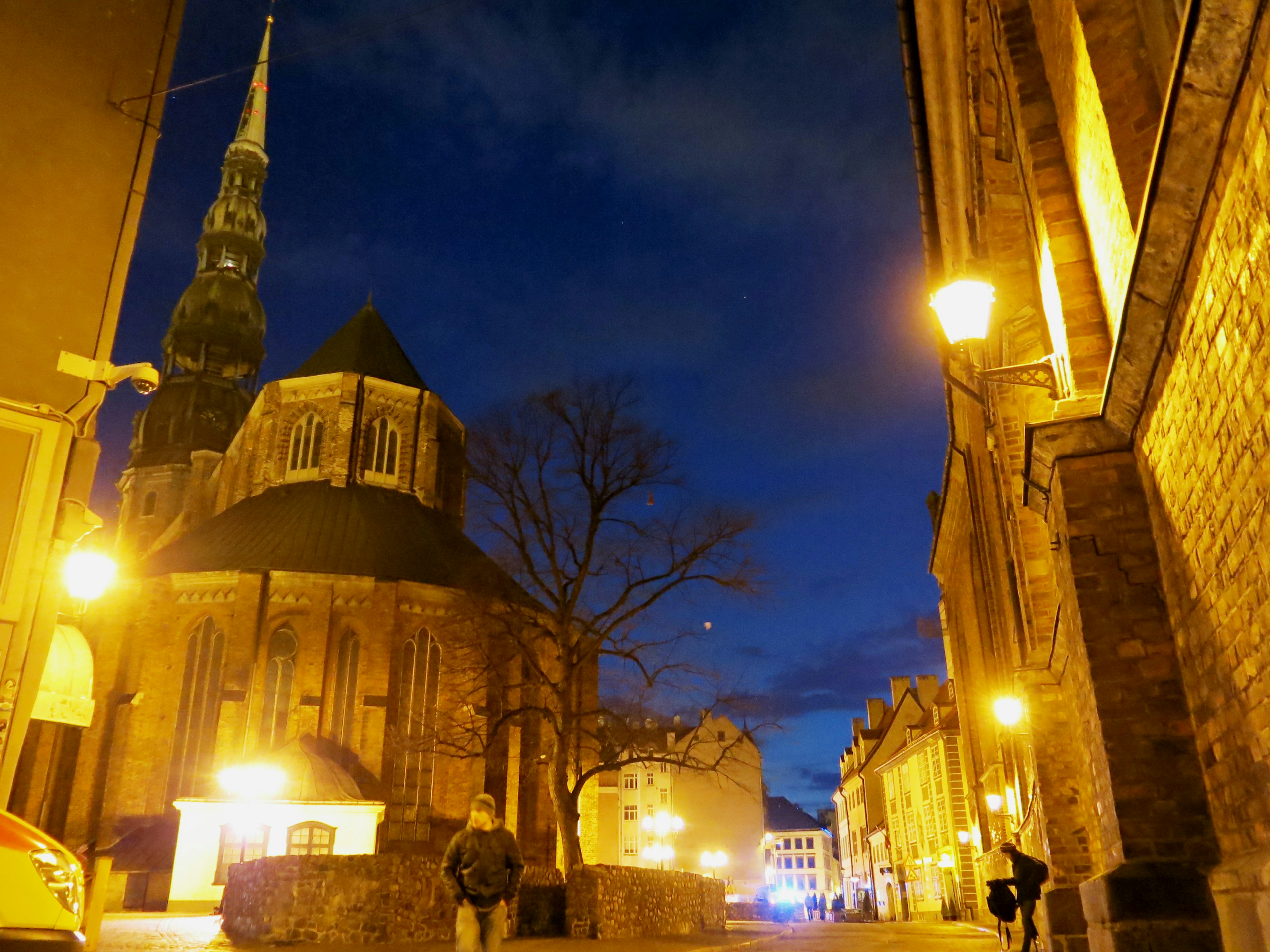 Vista nocturna de una calle con una iglesia y edificios iluminados