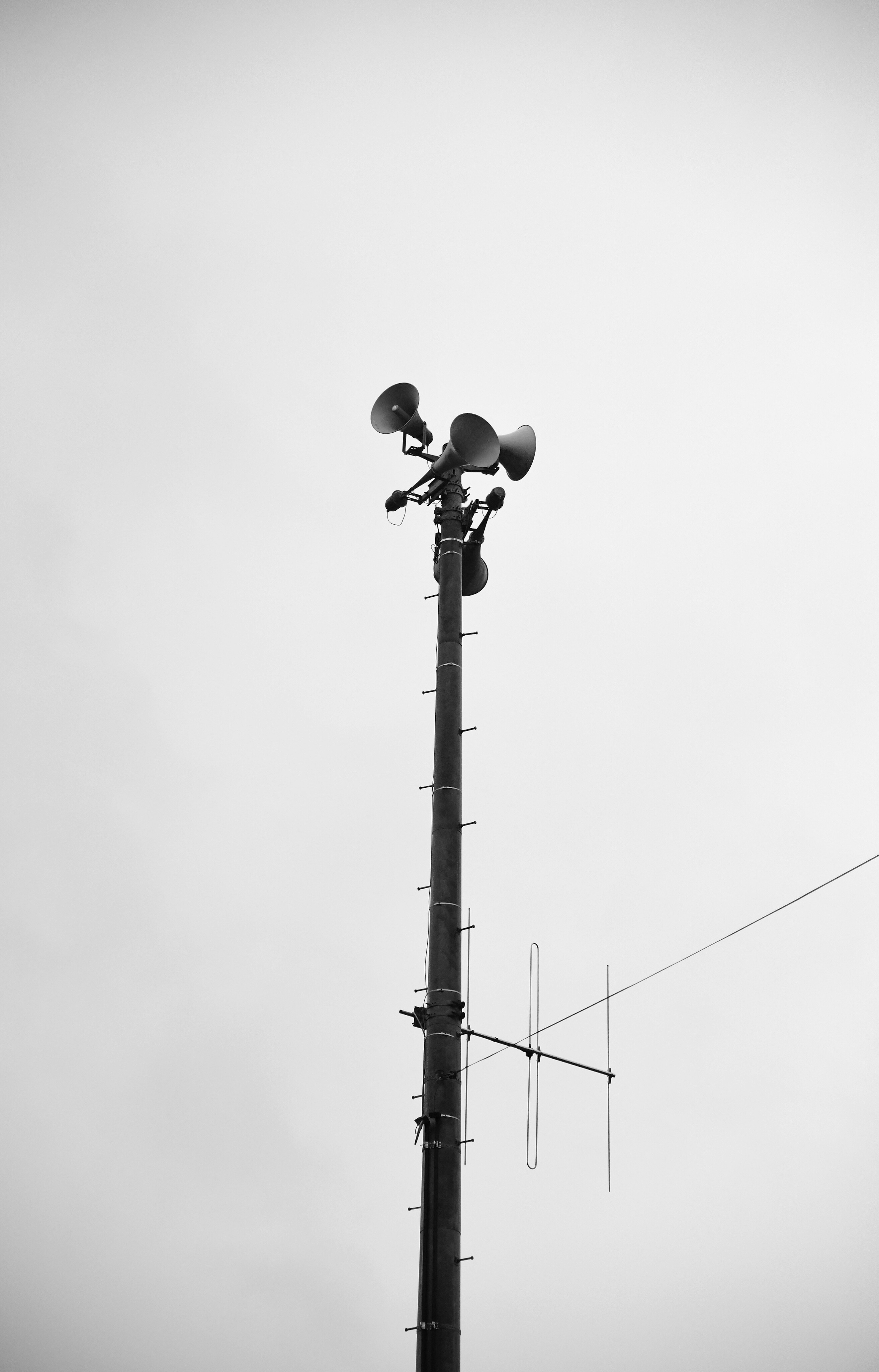 Tiang tinggi dengan speaker dan antena di atas