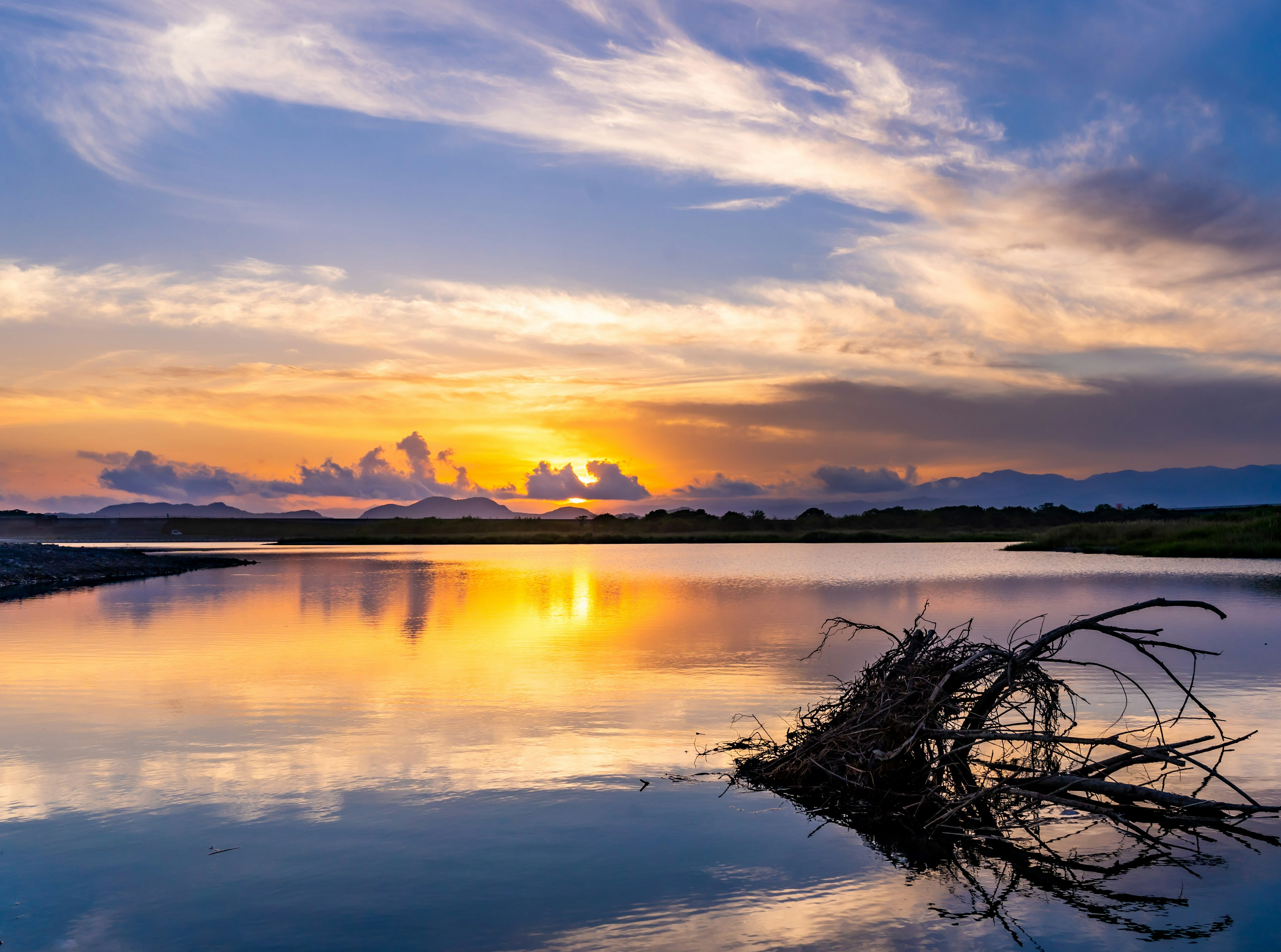 美しい夕焼けが水面に映る静かな湖の風景