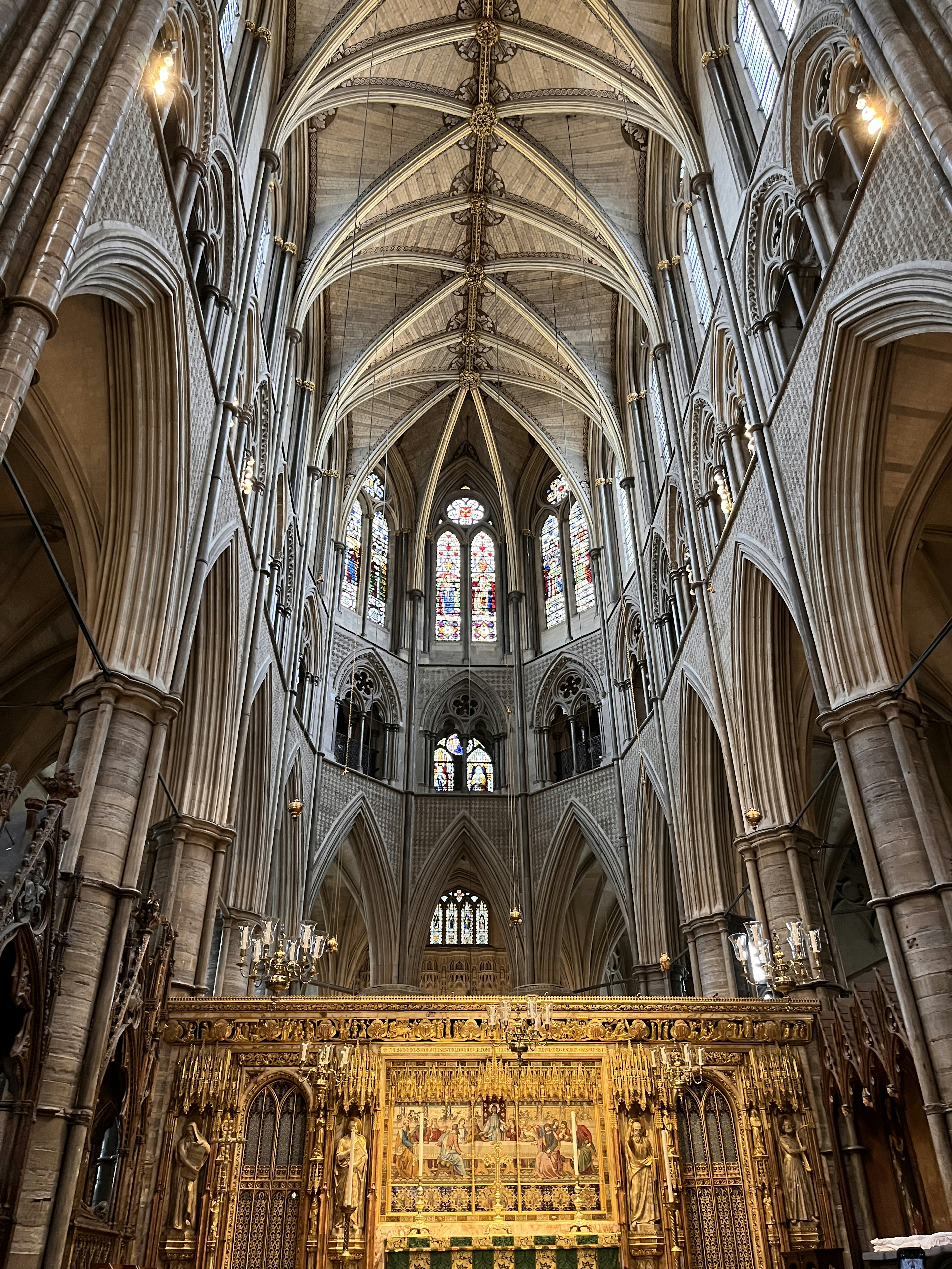 Intérieur d'église de style gothique avec un plafond haut et de belles vitraux