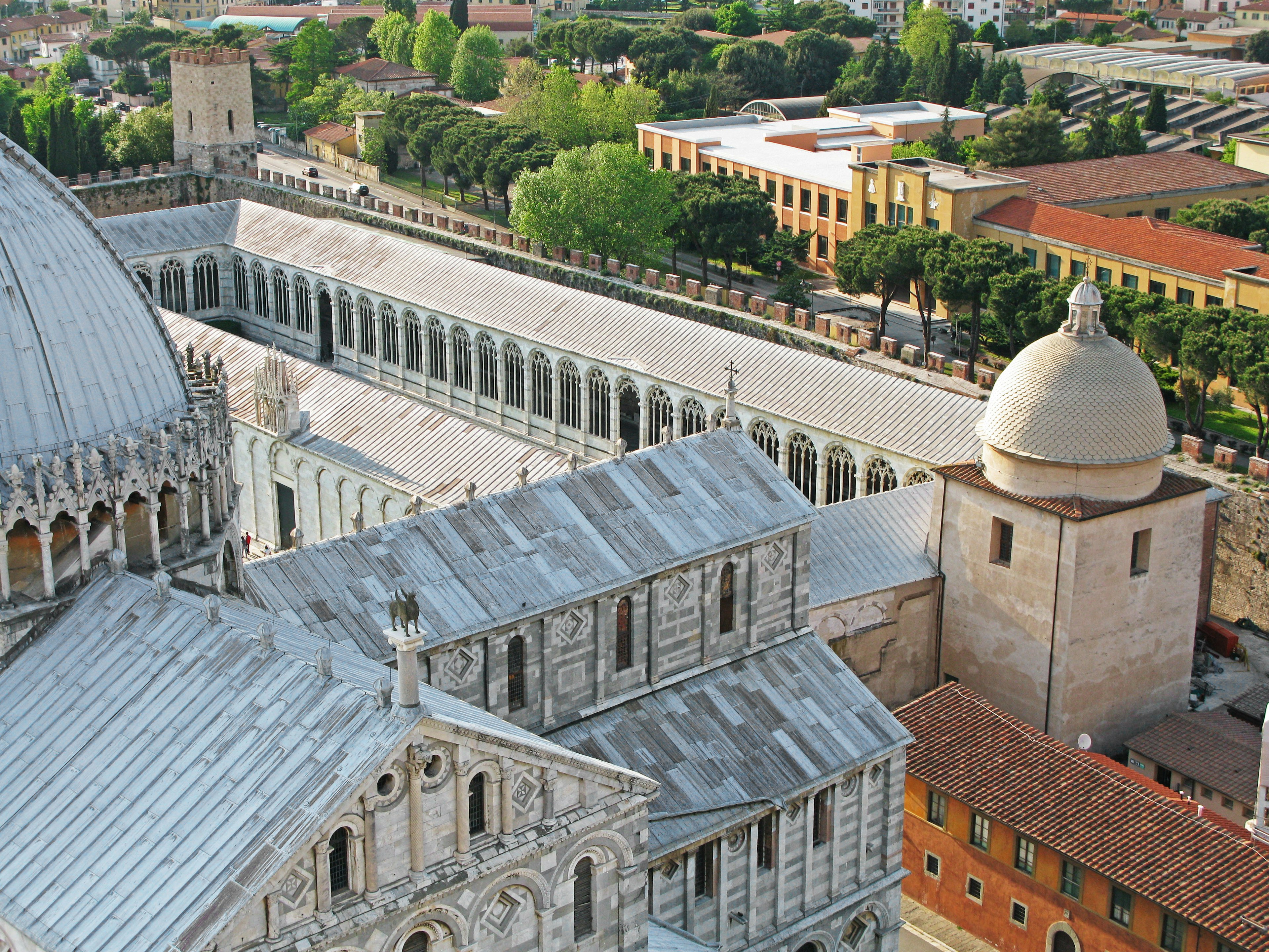 Toit de la cathédrale de Pise avec verdure environnante