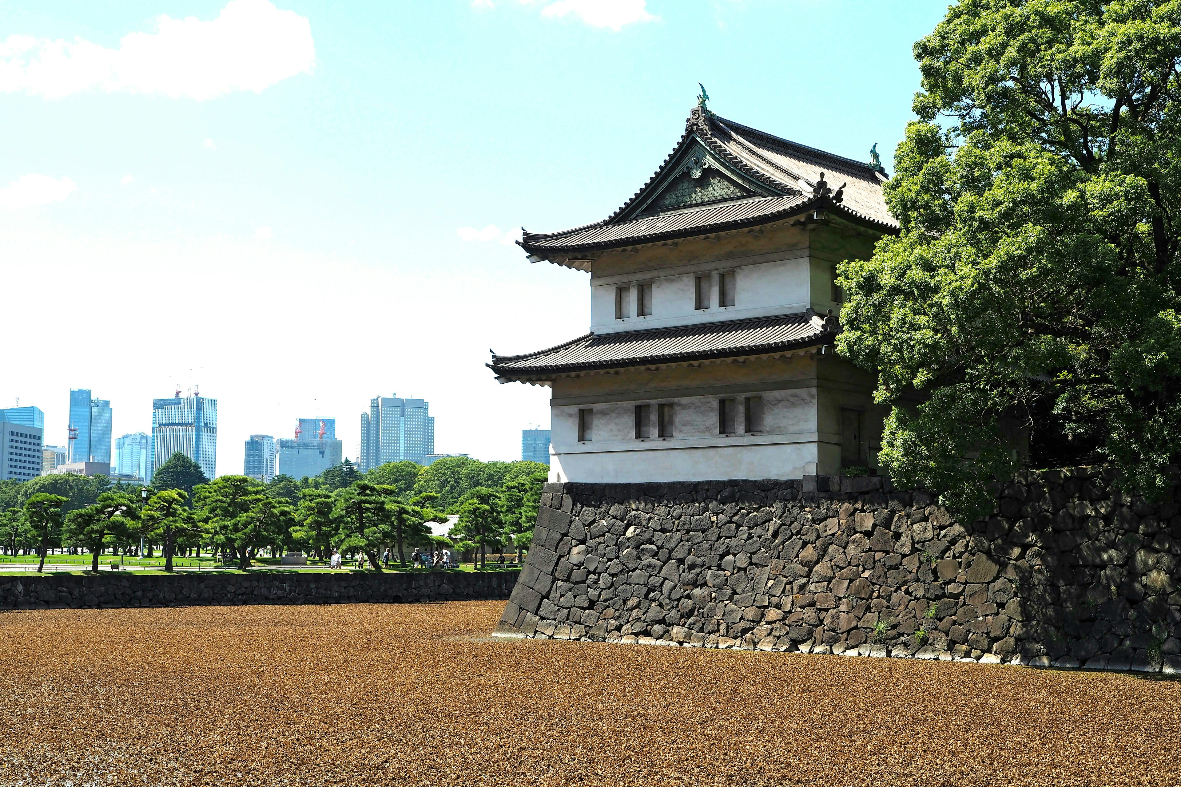 Eine weiße, schlossähnliche Struktur am äußeren Graben des Kaiserpalastes in Tokio