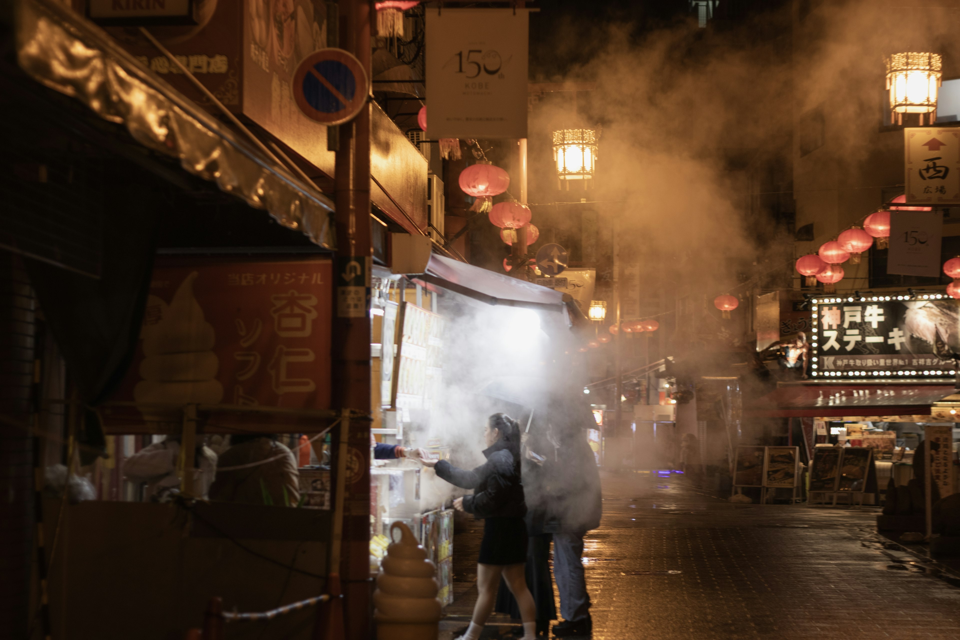 Scena di mercato notturno con fumi e lanterne che creano un'atmosfera vivace