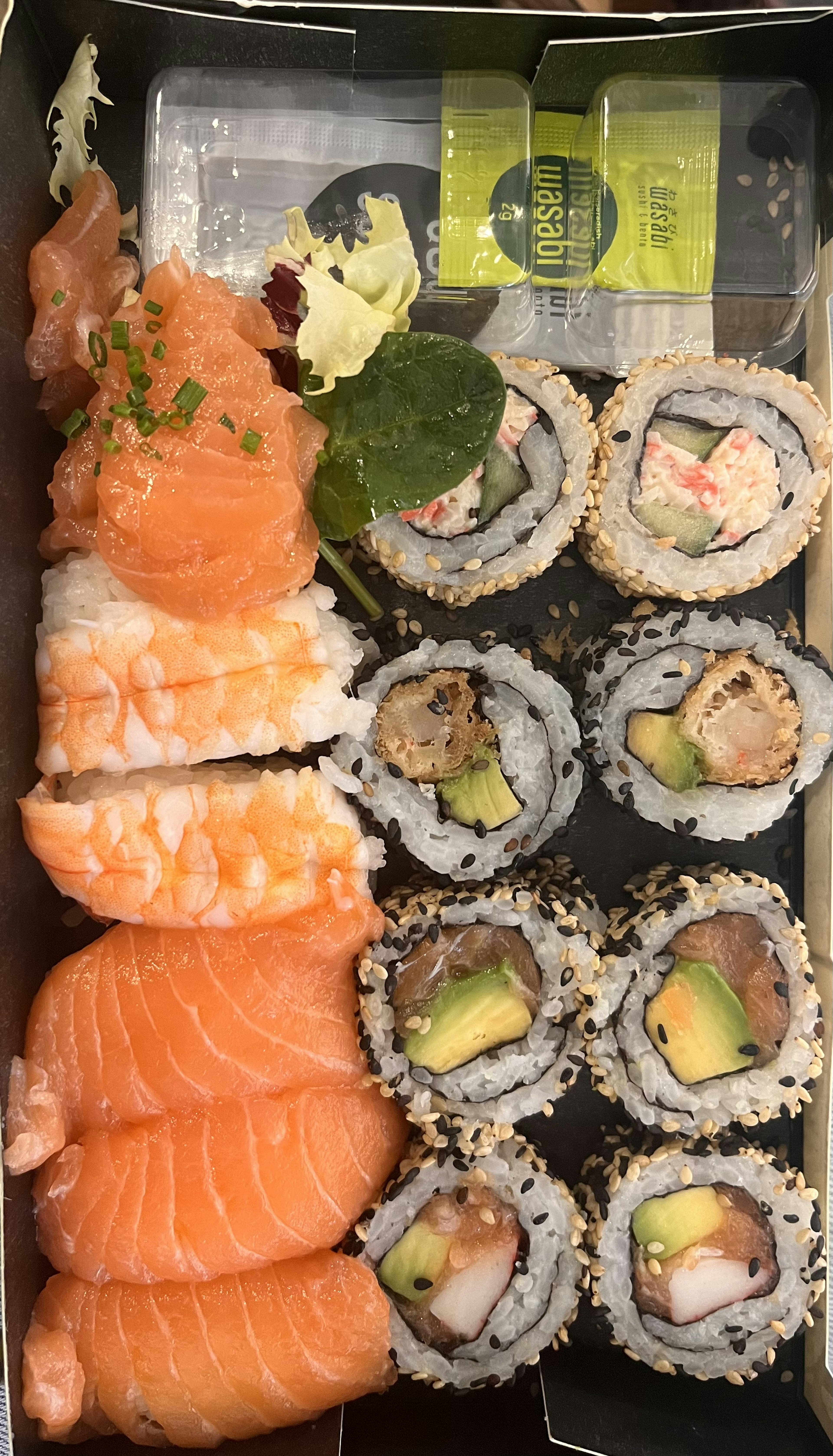 Sushi-Platte mit Lachs-Sashimi und verschiedenen Sushi-Rollen