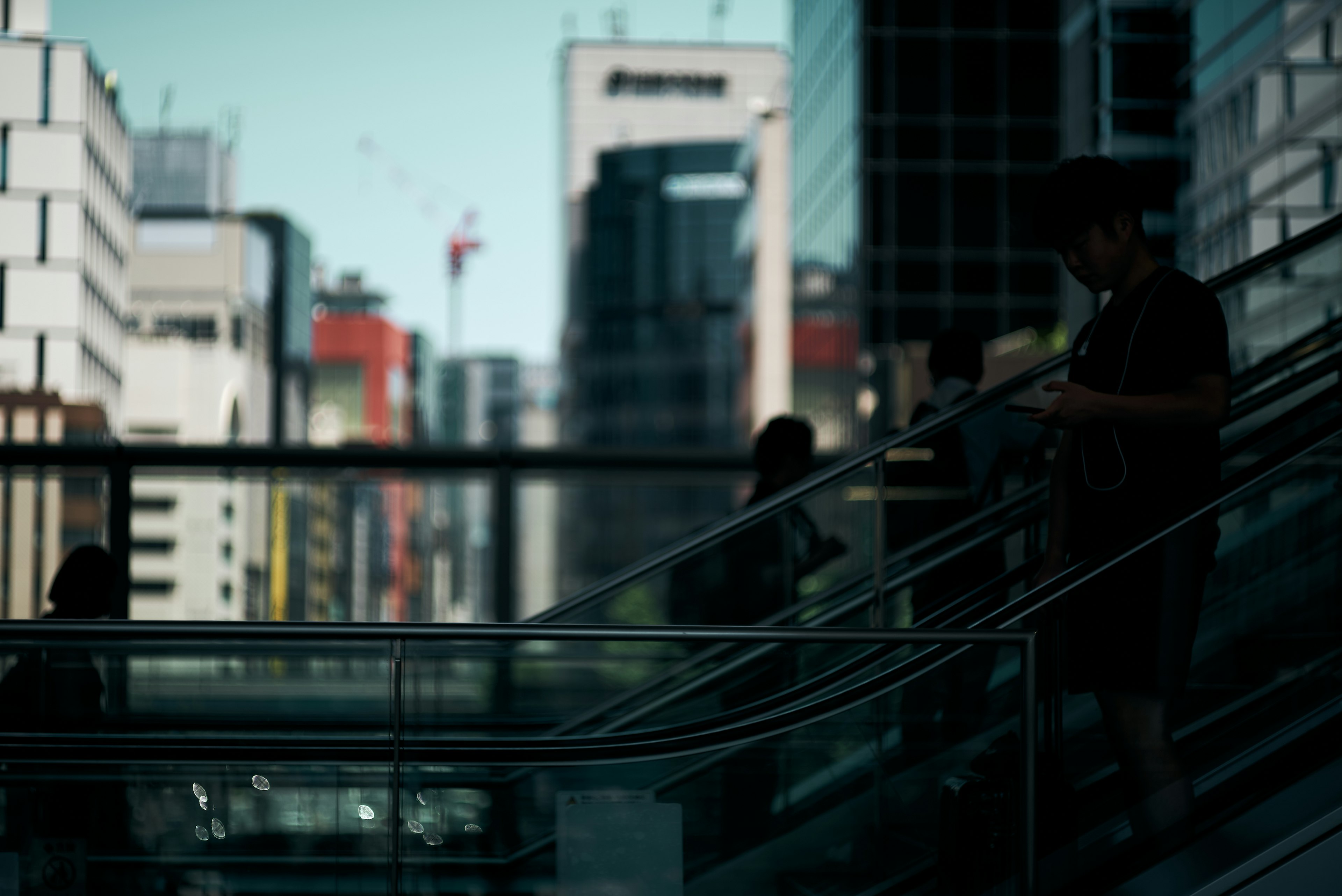 都市のビルが背景に映るエスカレーターの風景