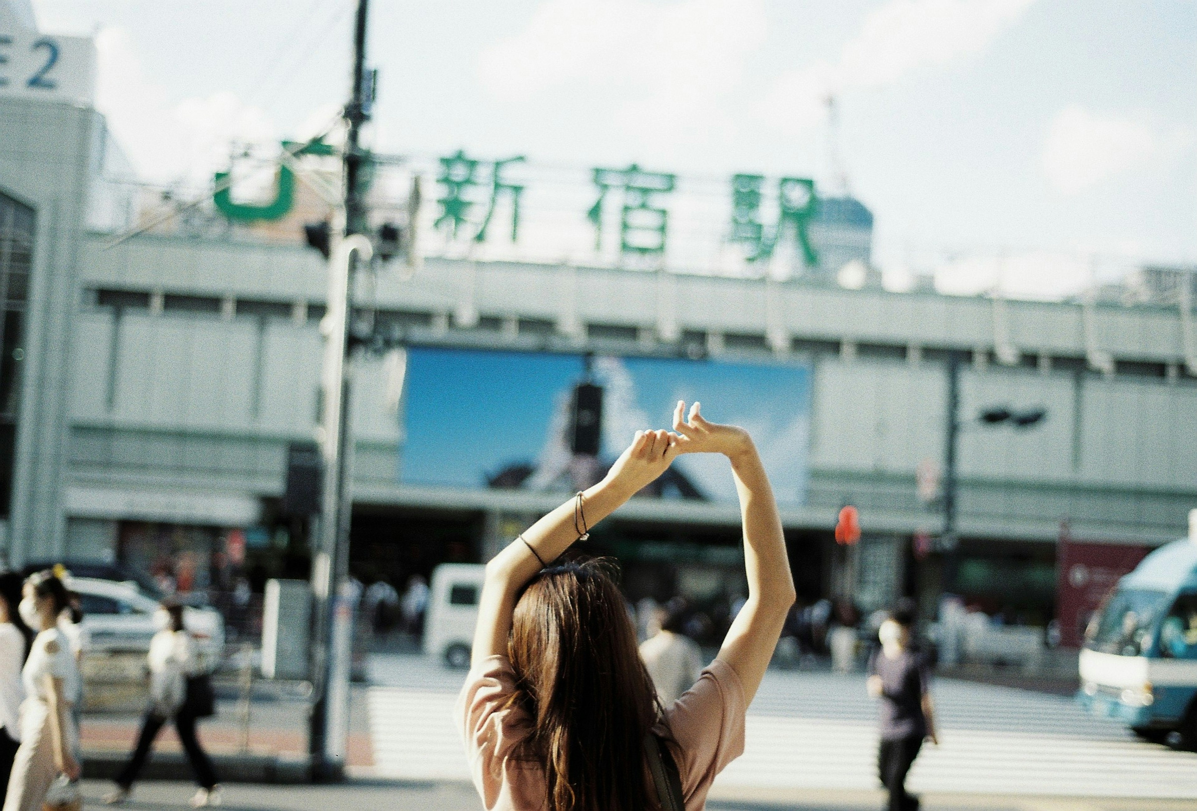 Una mujer de espaldas frente a la estación de Shinjuku