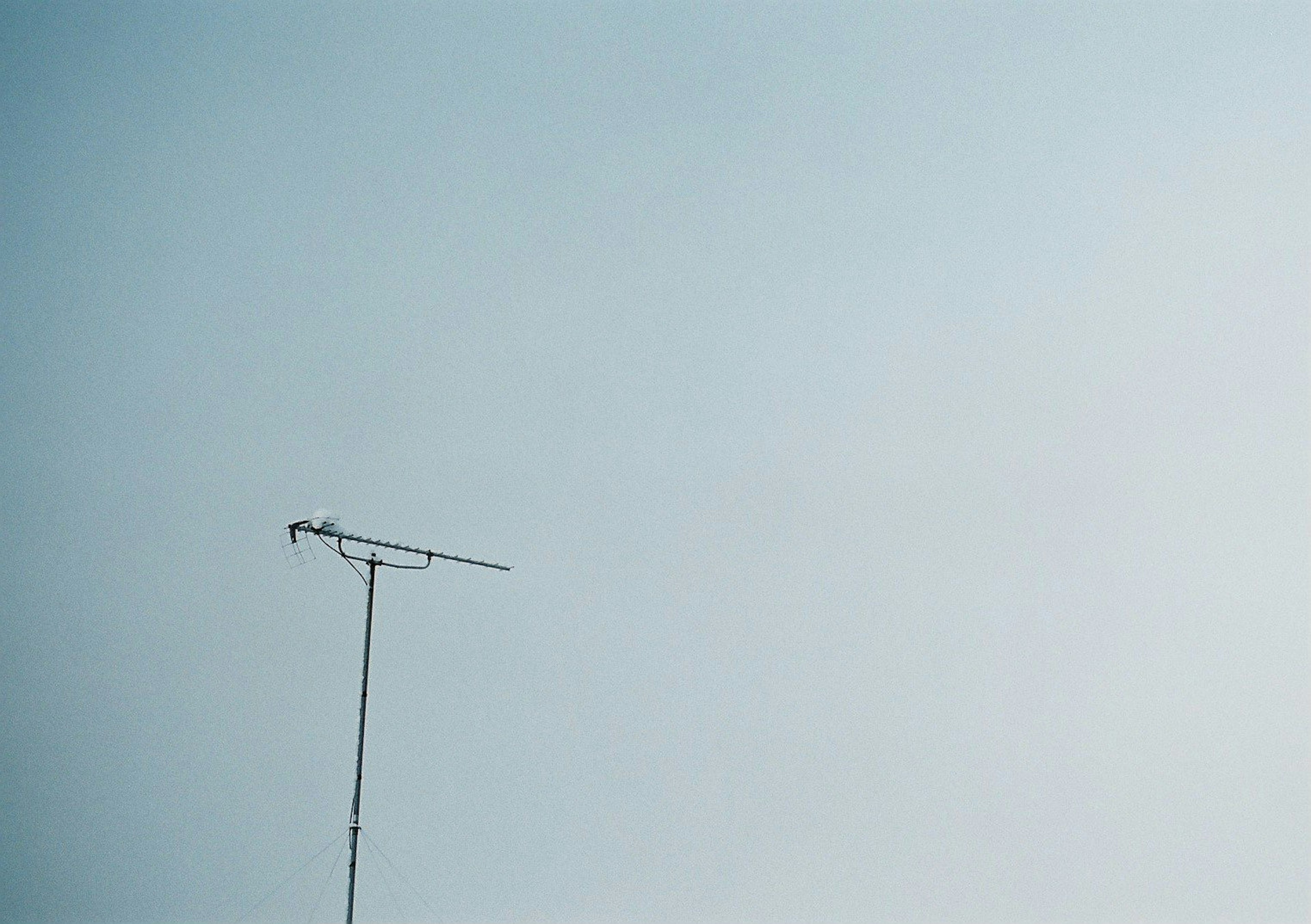 Siluet antena di latar belakang langit biru yang cerah