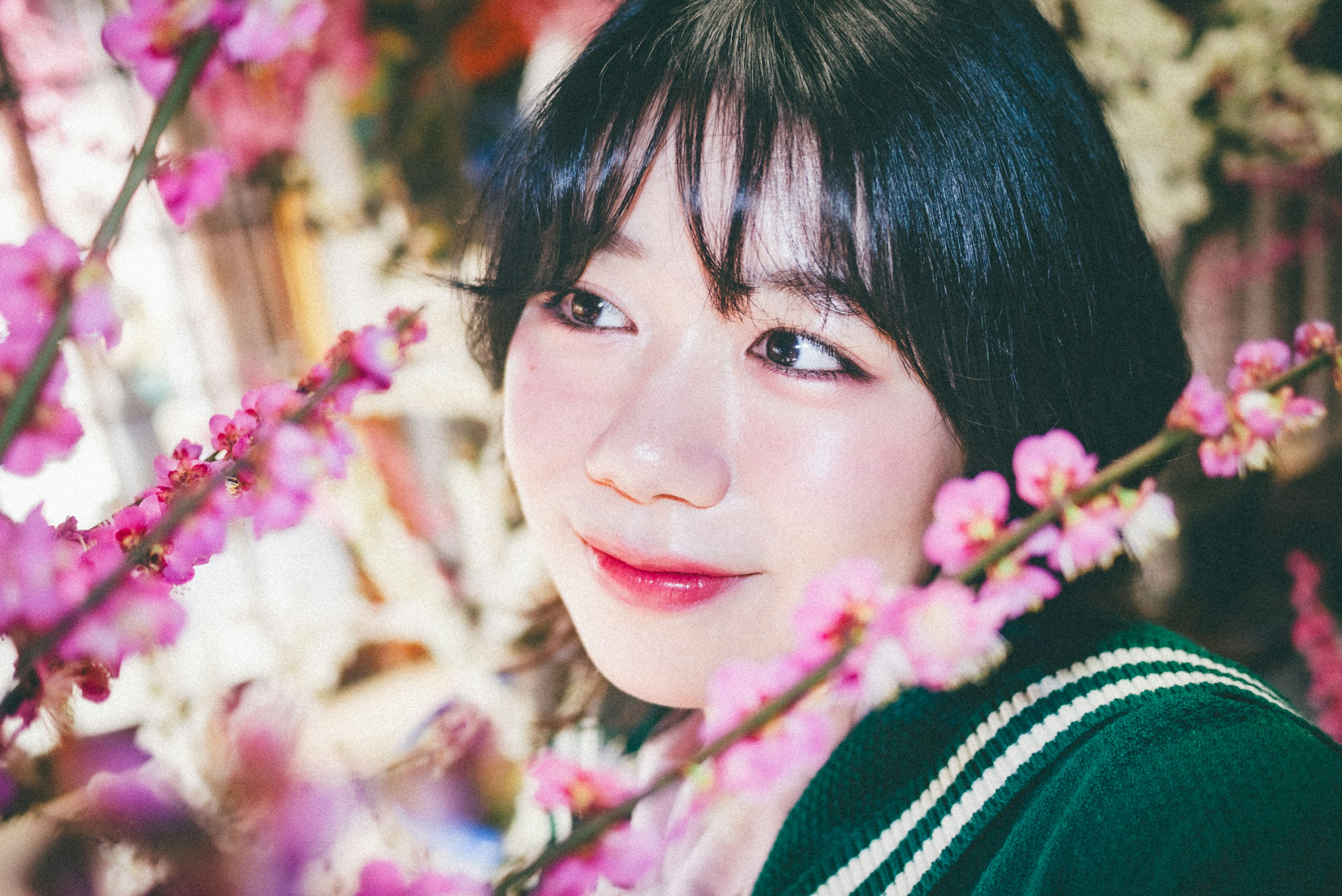 桜の花に囲まれた若い女性のポートレート