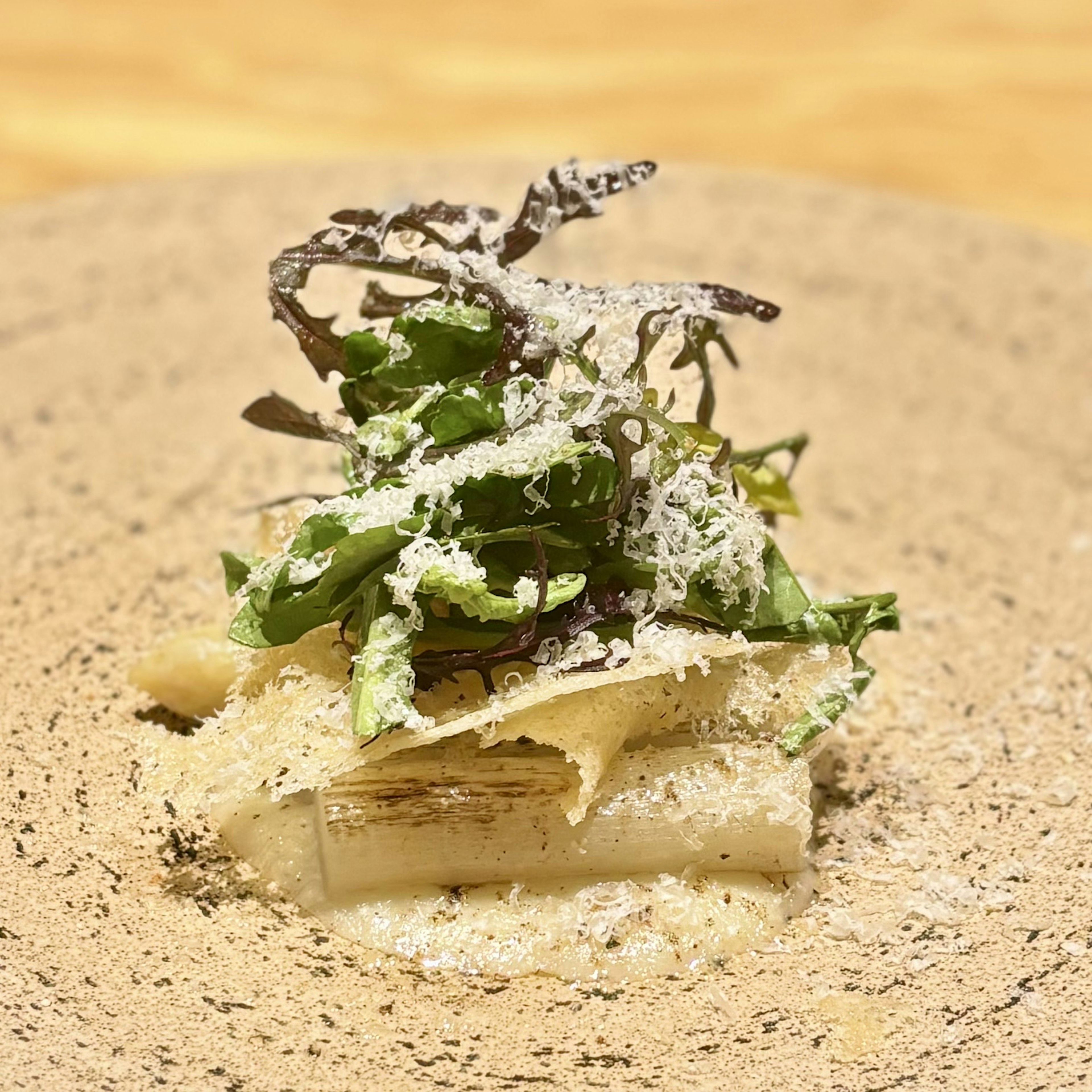 Un piatto con pasta guarnita di erbe e formaggio grattugiato