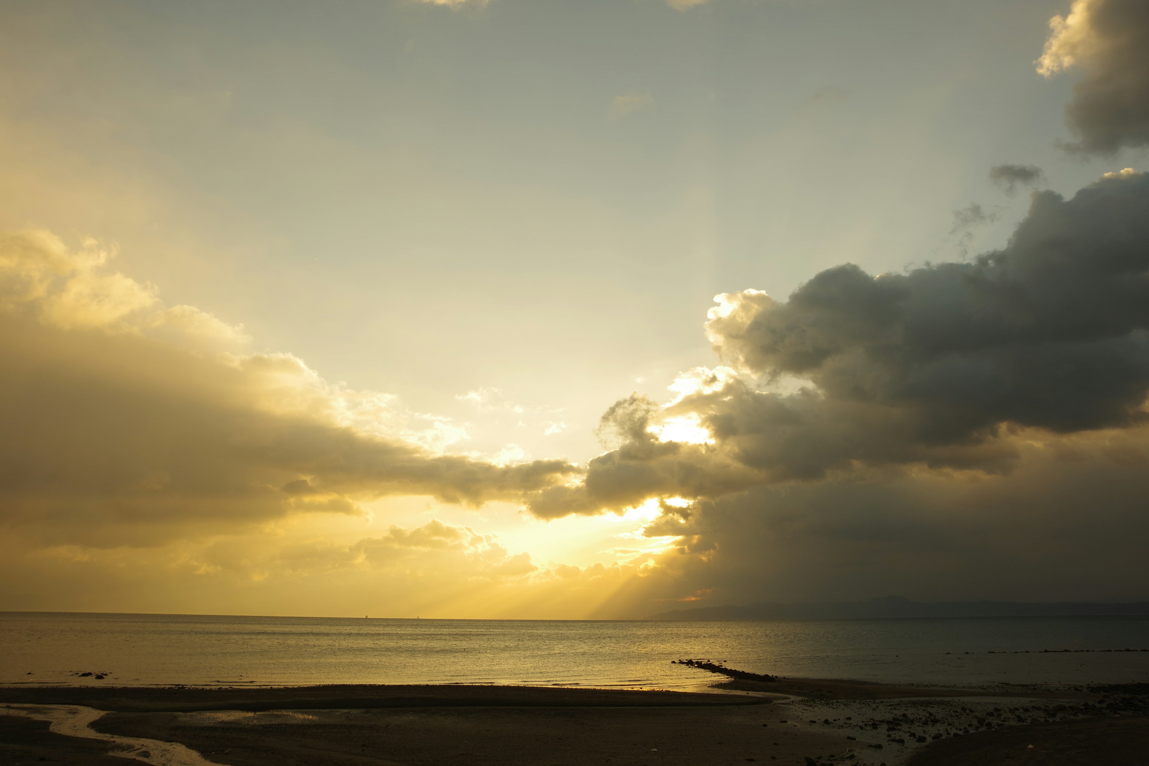 Hermosa vista del atardecer sobre el mar con nubes