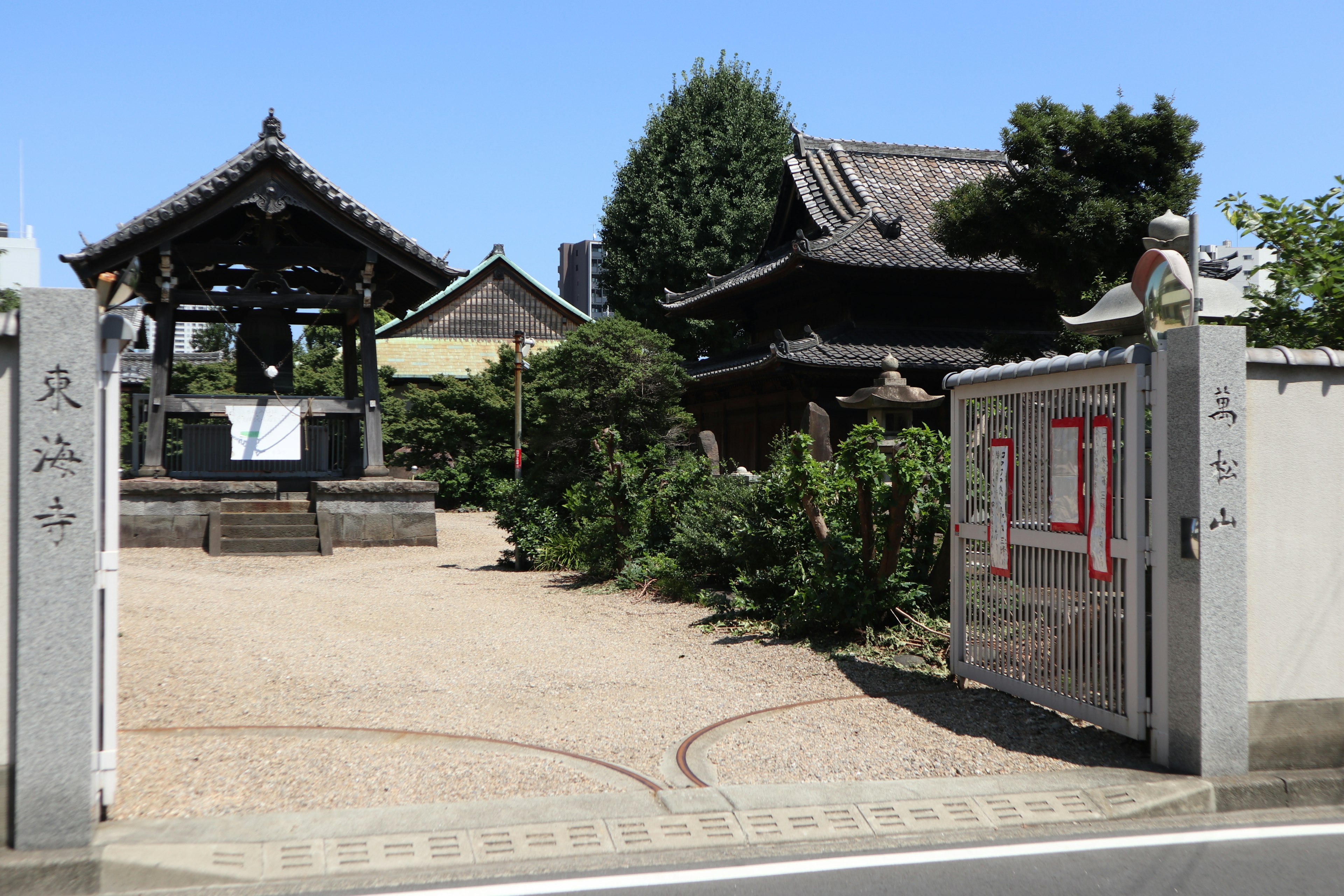 Entrée d'un temple serein avec un jardin