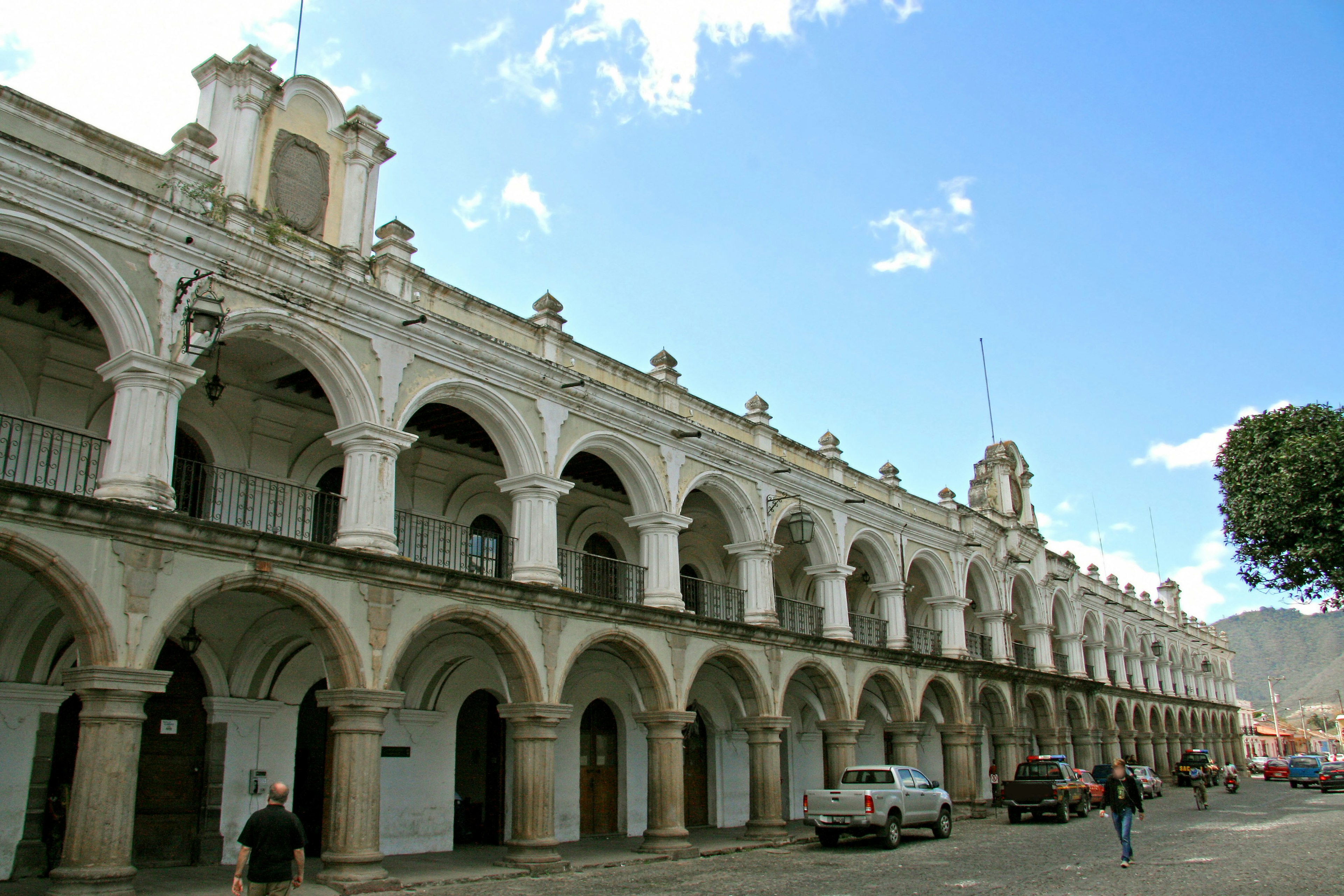 Vista di strada che mostra una bella architettura coloniale con archi