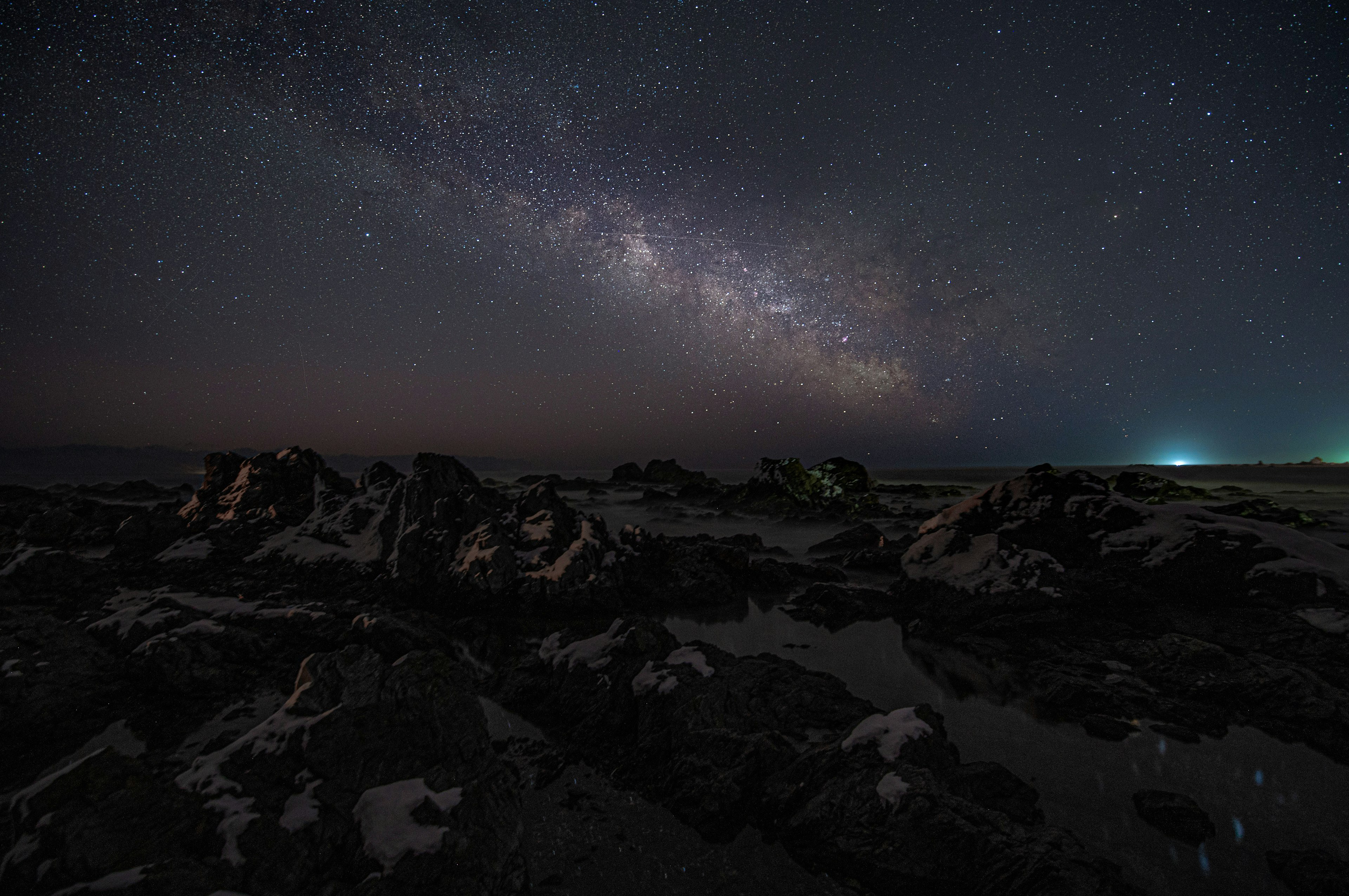 Vista mozzafiato della Via Lattea sopra un paesaggio roccioso di notte