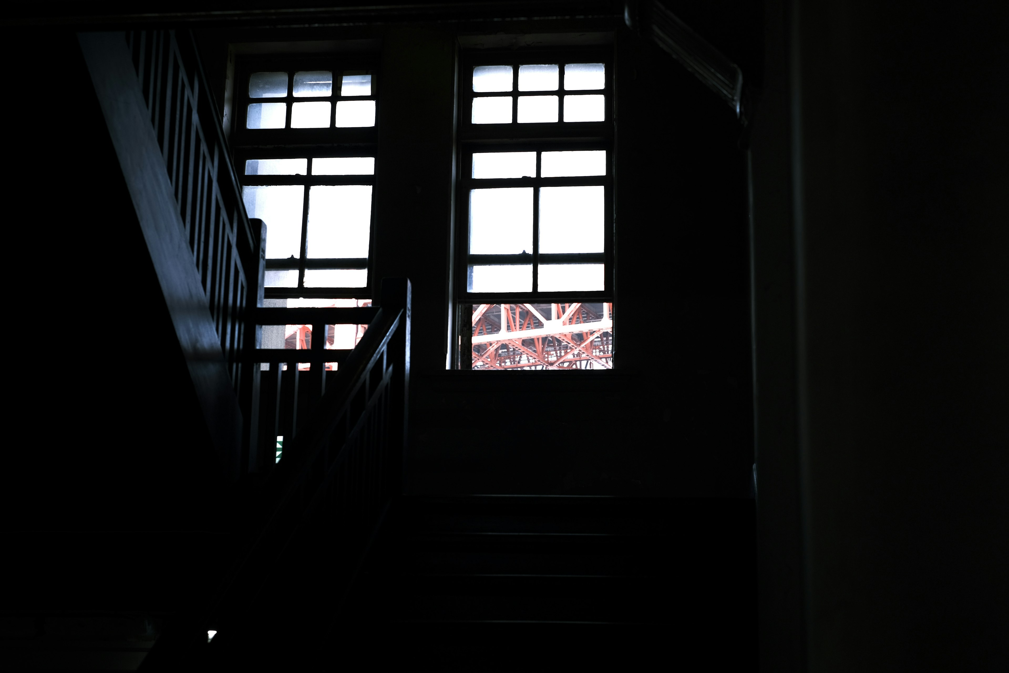 Silhouette d'un escalier sombre avec de la lumière passant par les fenêtres