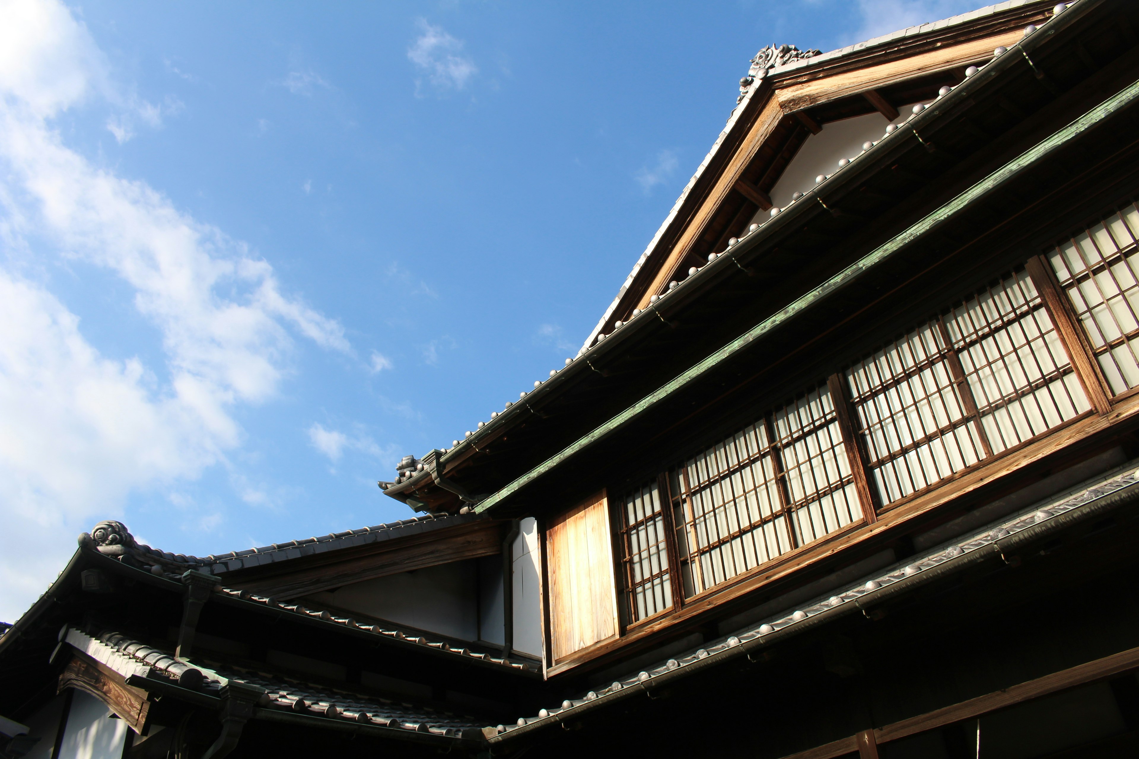 Traditionelles japanisches Haus mit markantem Dach und Holzfenstern