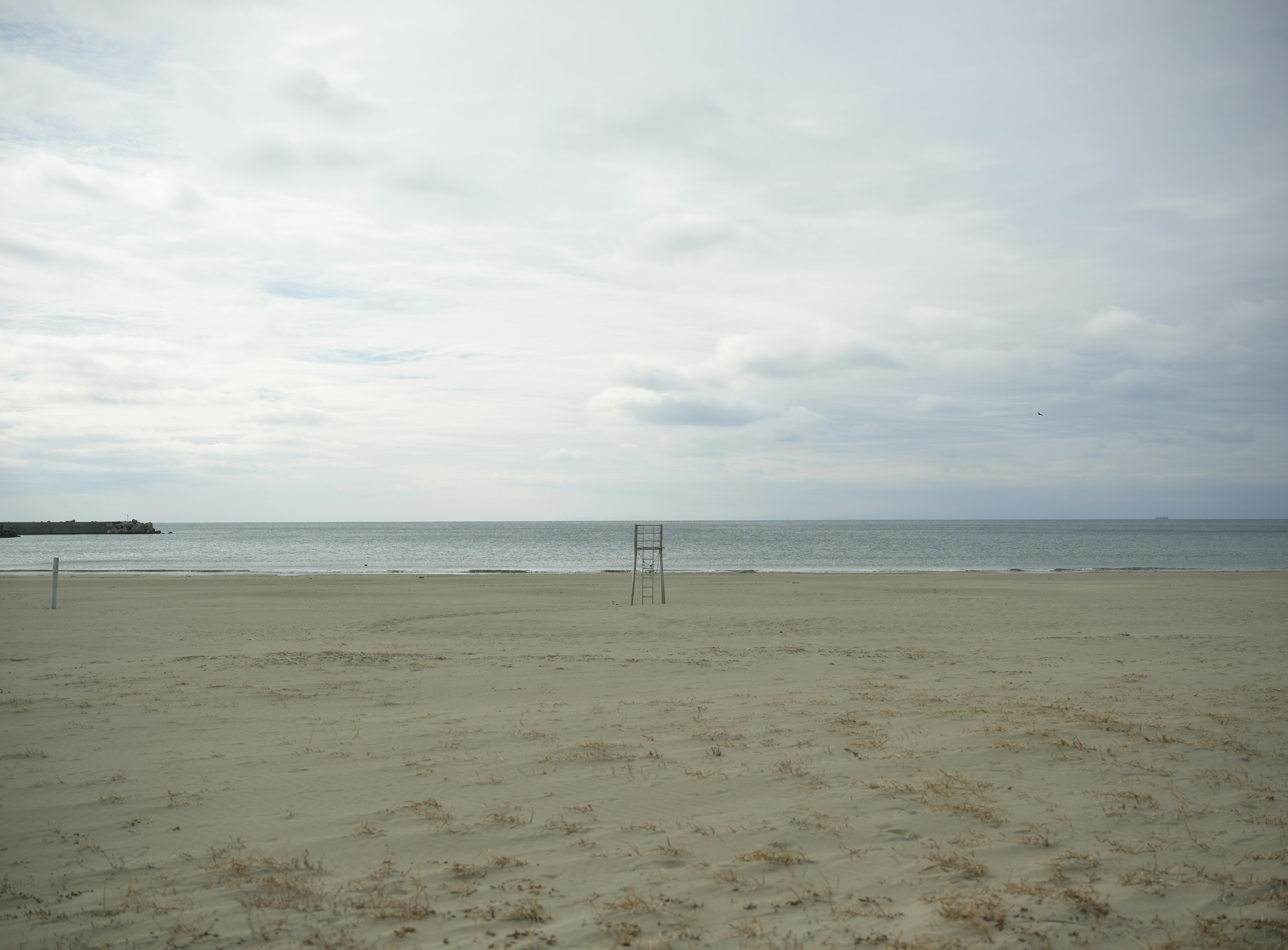 Plage par jour nuageux avec vue sur la mer calme