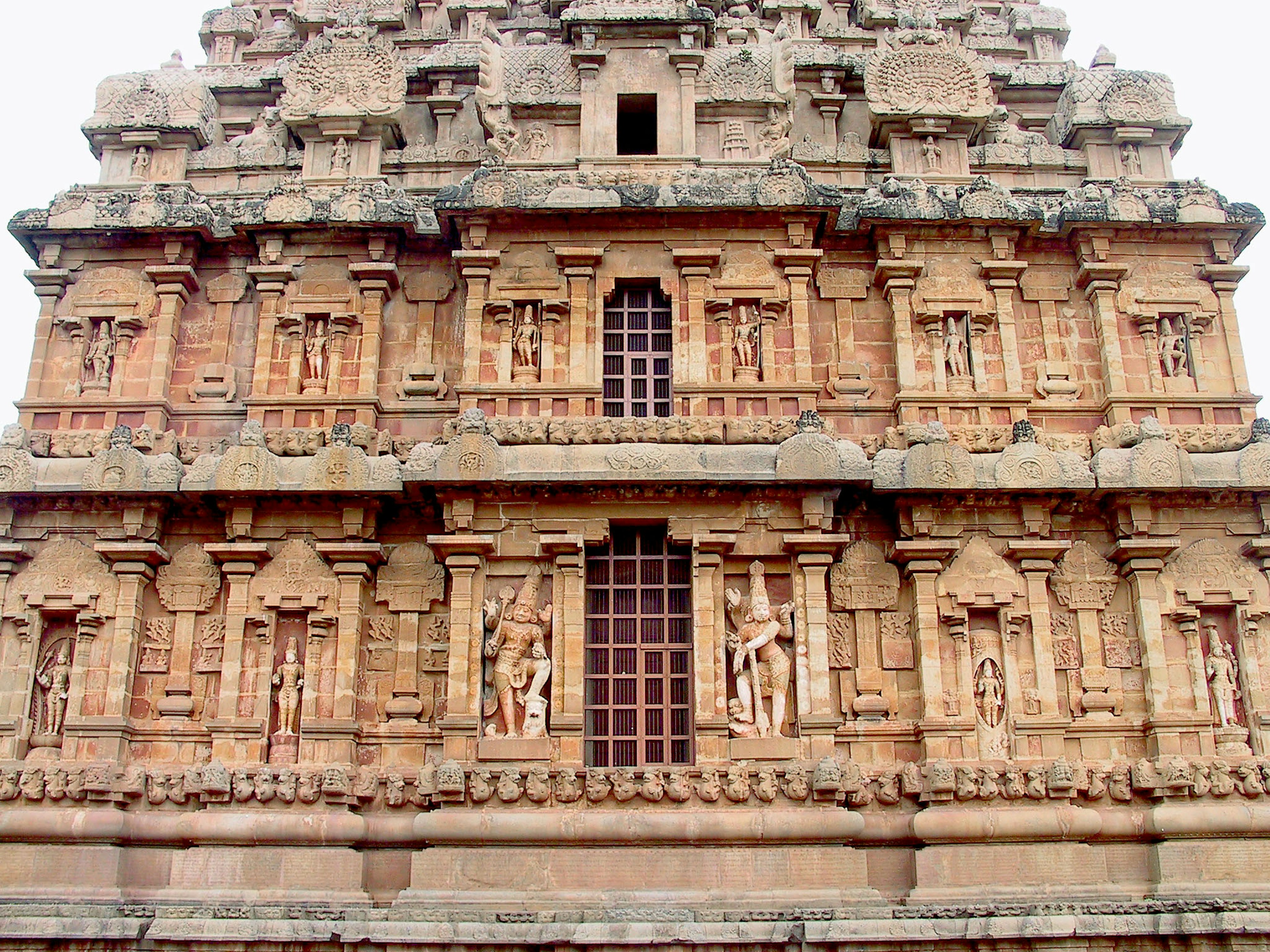 Magnifique façade en pierre d'un ancien temple avec des sculptures et des fenêtres détaillées