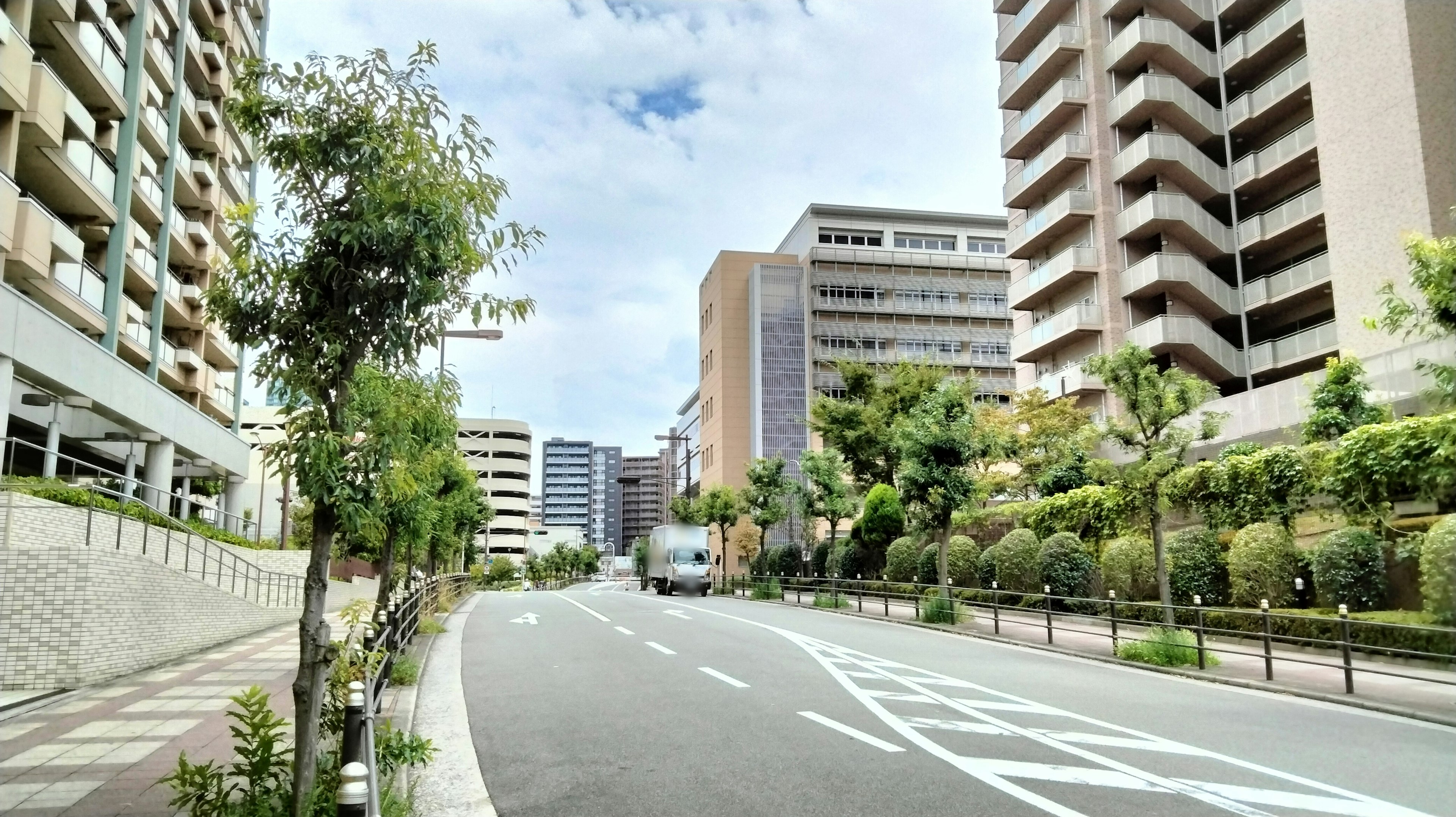 Paysage urbain avec une route et des immeubles de grande hauteur