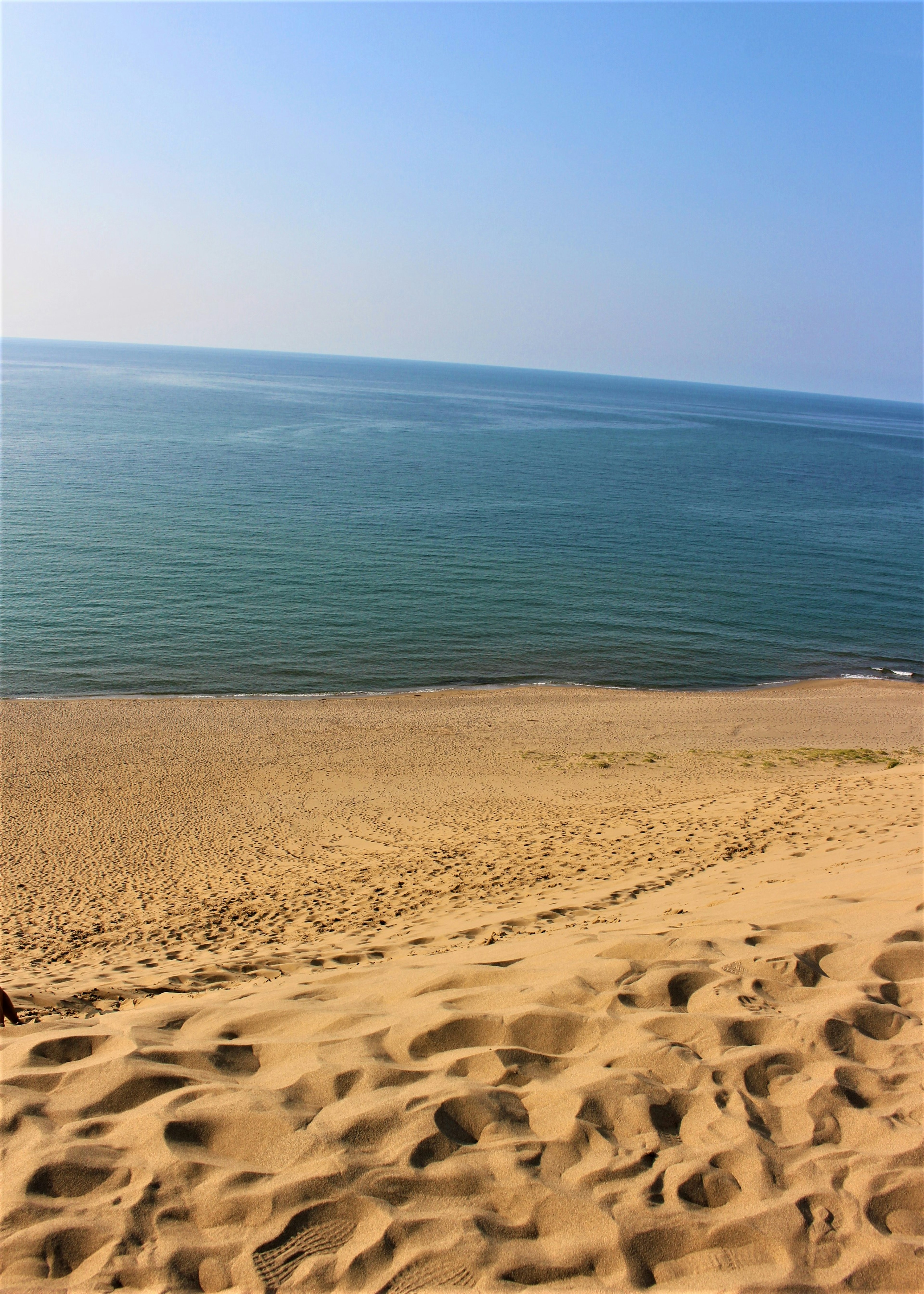 ทิวทัศน์ของทะเลสีน้ำเงินและชายหาดทราย