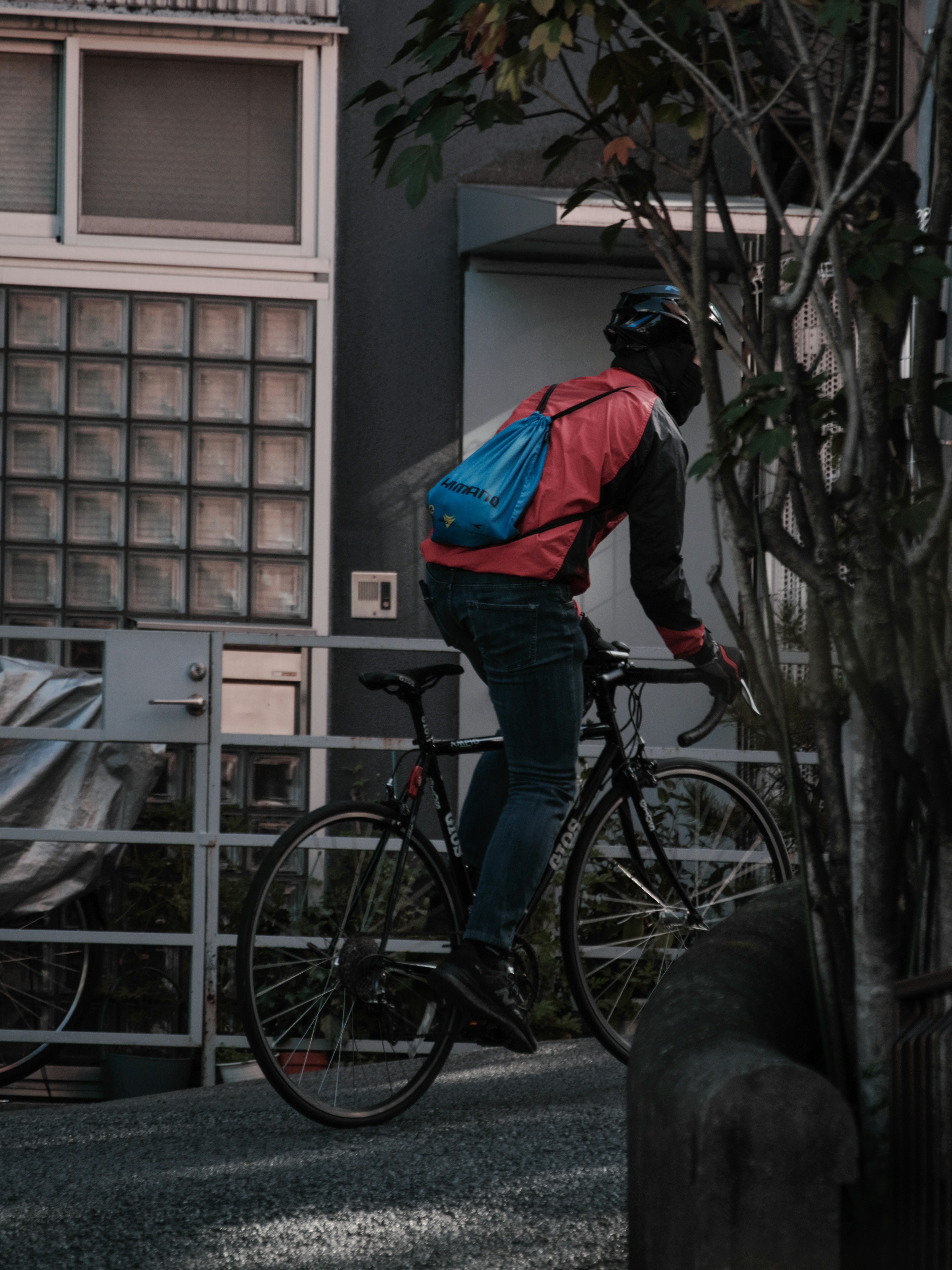 Personne faisant du vélo avec un sac à dos dans un environnement urbain