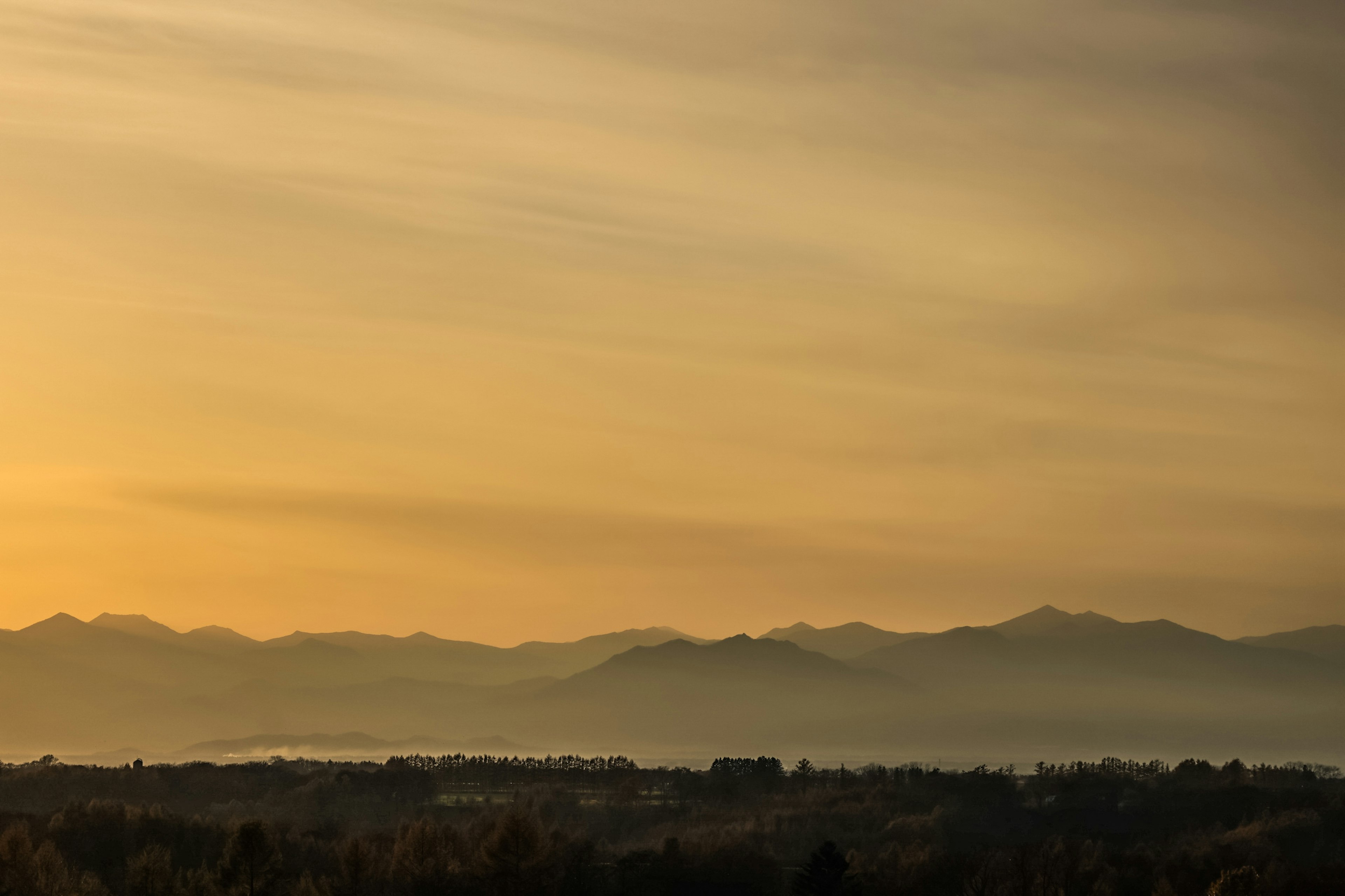 Silhouette von Bergen gegen einen Sonnenuntergangshimmel