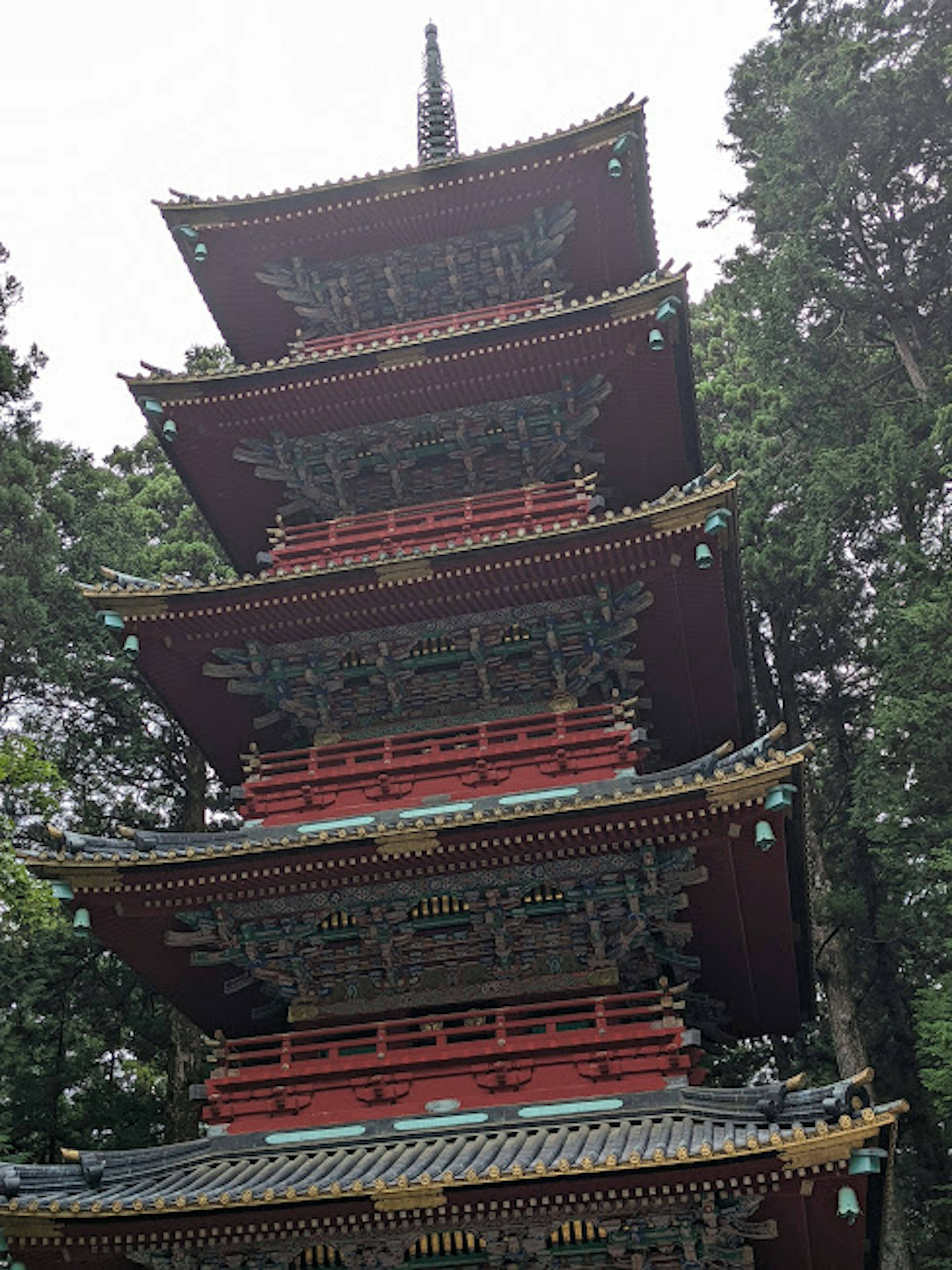 Desain indah pagoda lima tingkat dengan latar belakang hijau