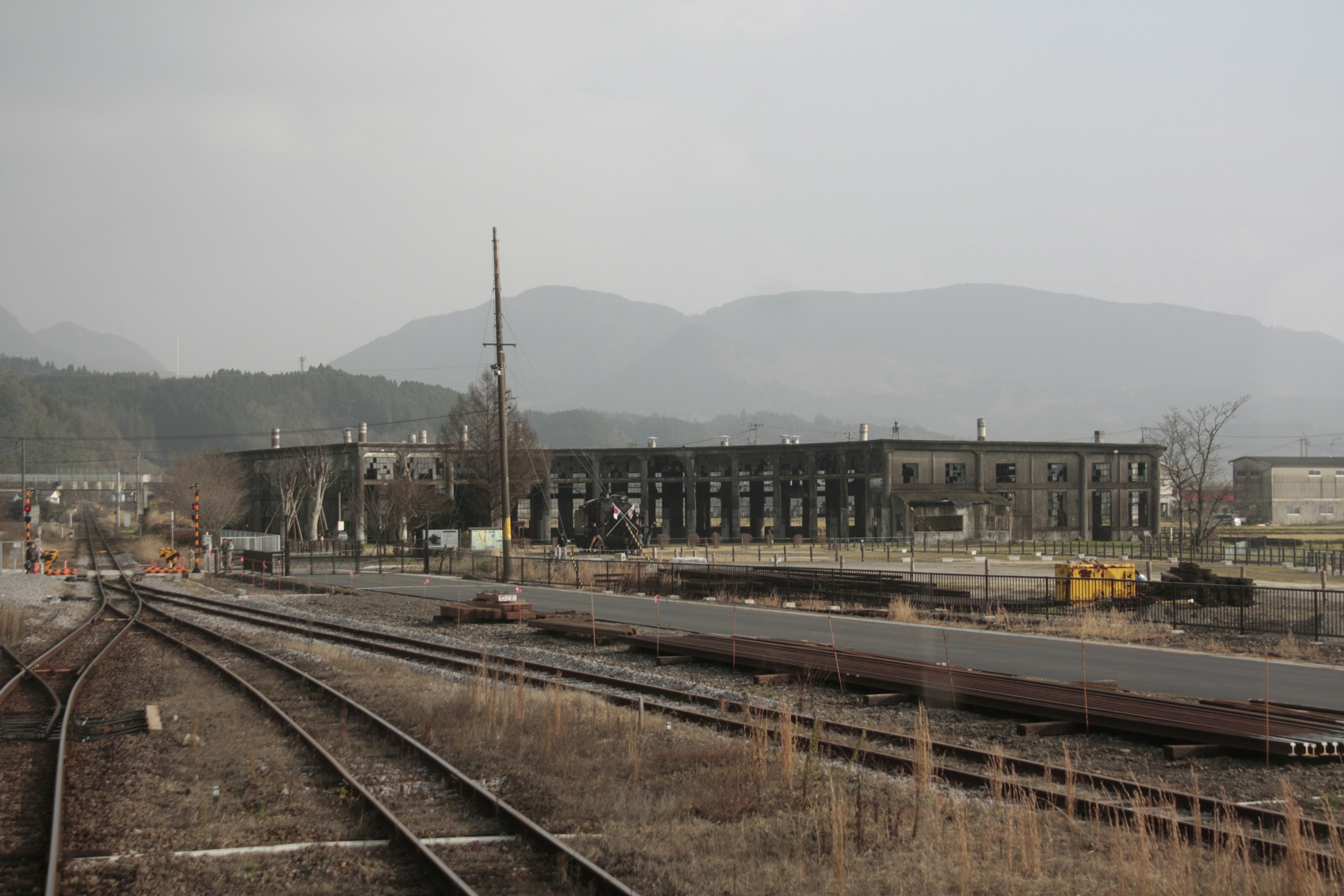 Paisaje de una antigua estación de tren con montañas al fondo