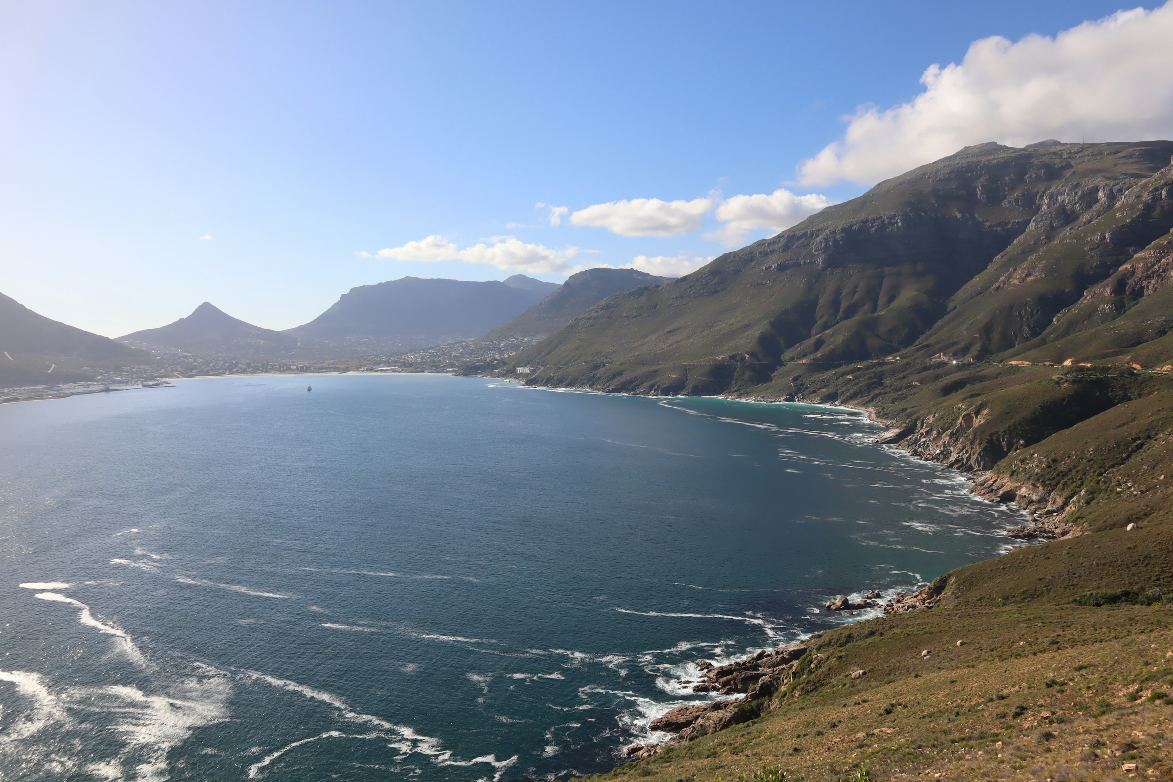 Paysage magnifique avec mer bleue et montagnes