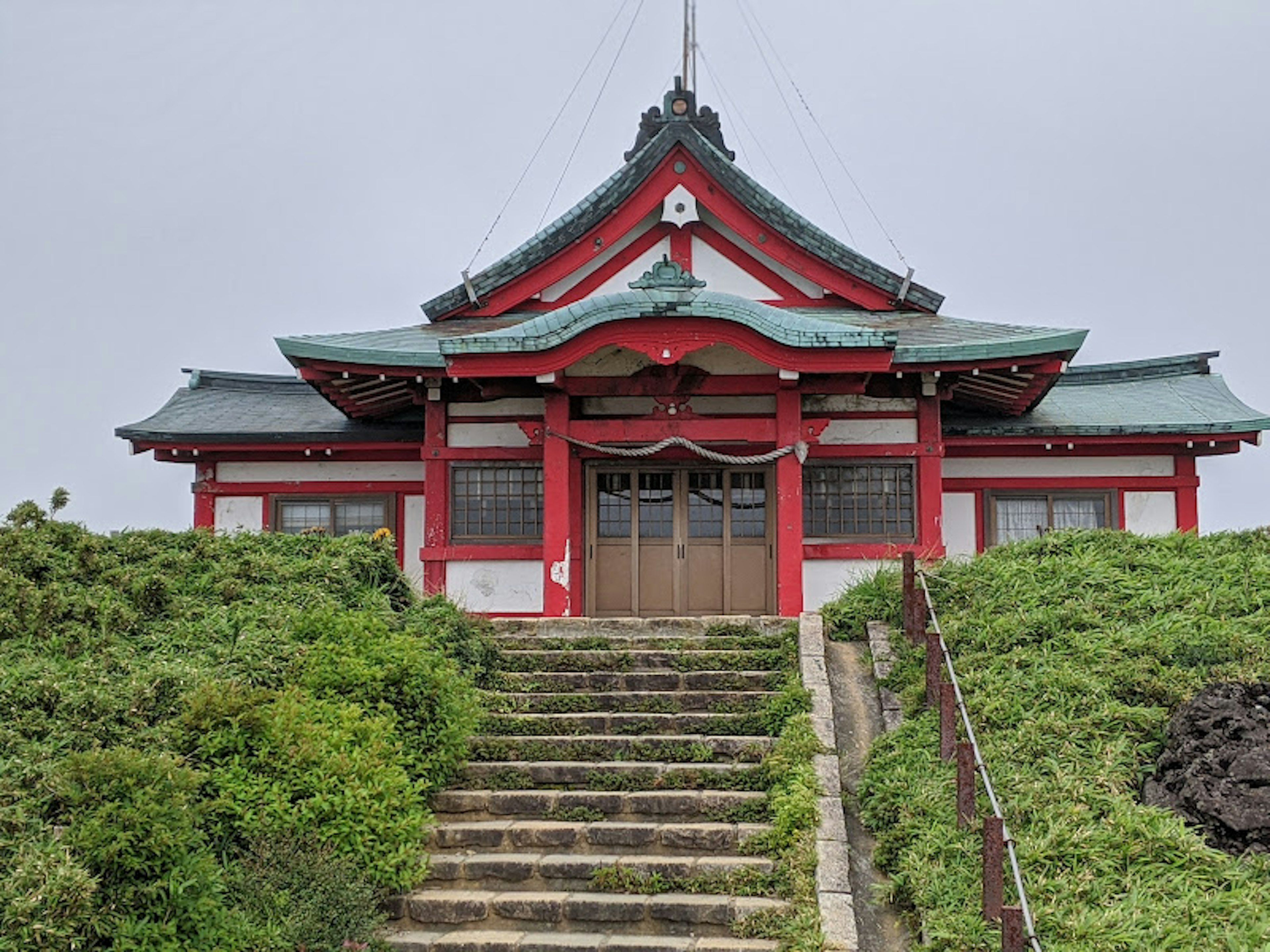 赤い屋根の伝統的な建物と階段が特徴の景観