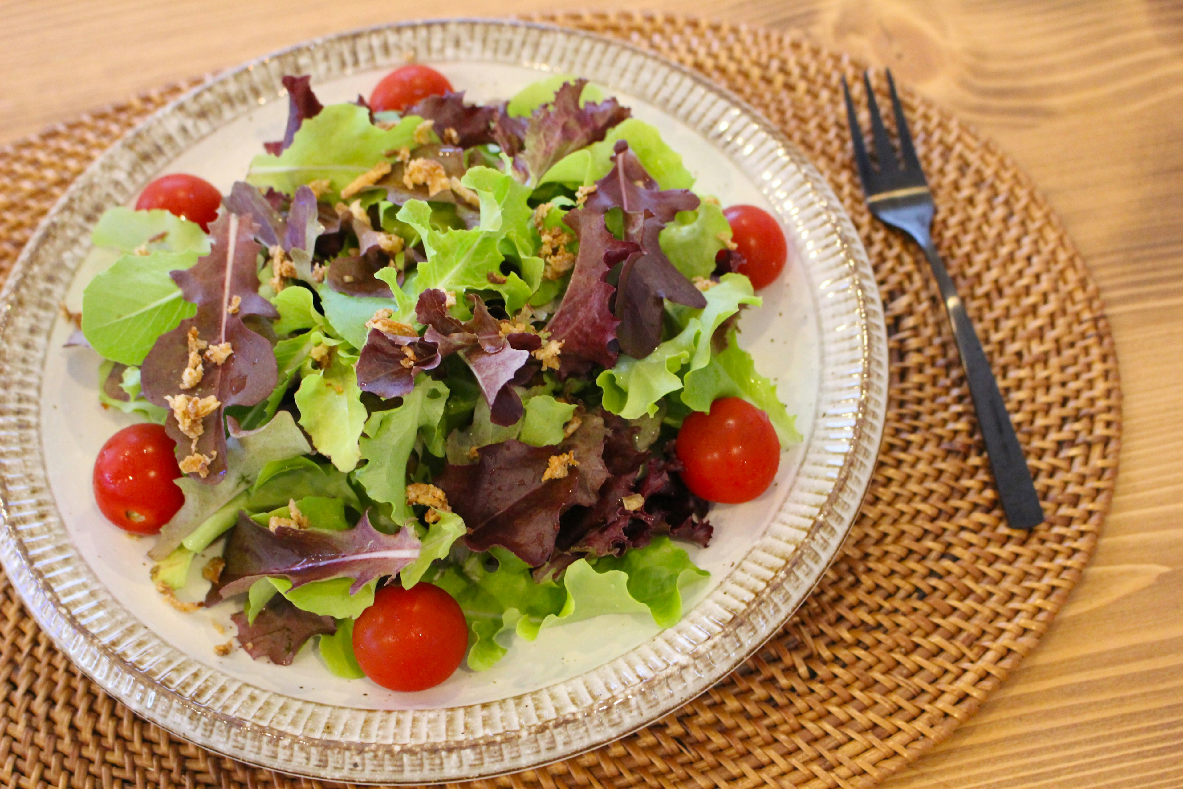 Salad tươi với cà chua bi trên đĩa