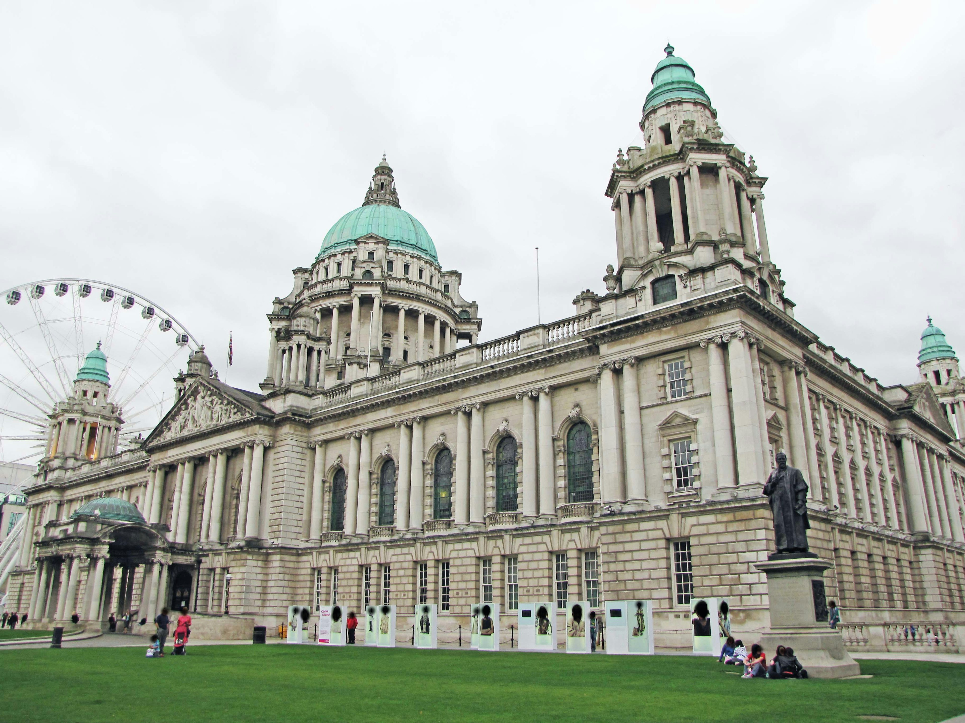 Municipio di Belfast che mostra un'architettura grandiosa e cupole turchesi