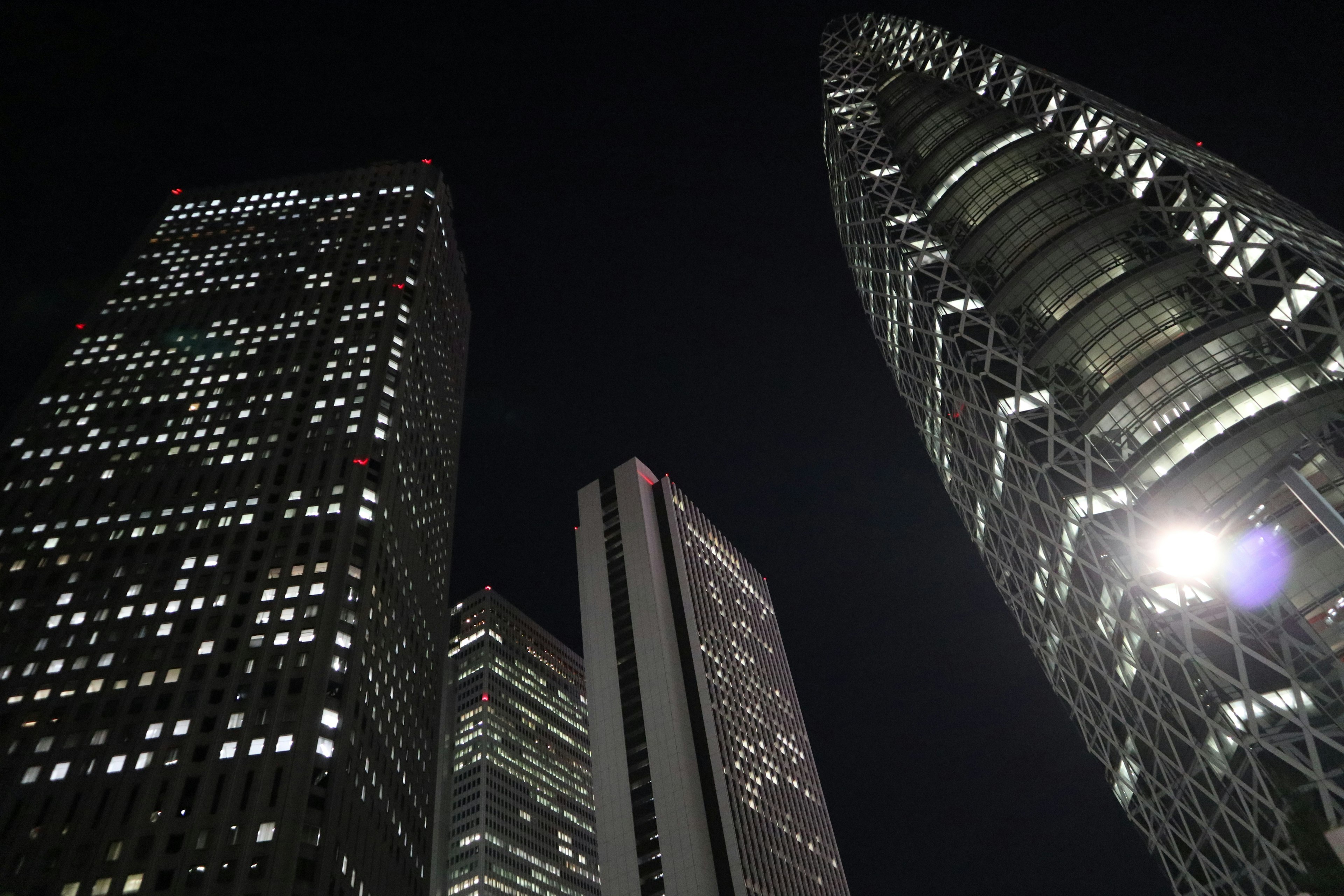 Nachtstadtlandschaft mit Wolkenkratzern, die die Skyline von Tokio zeigen