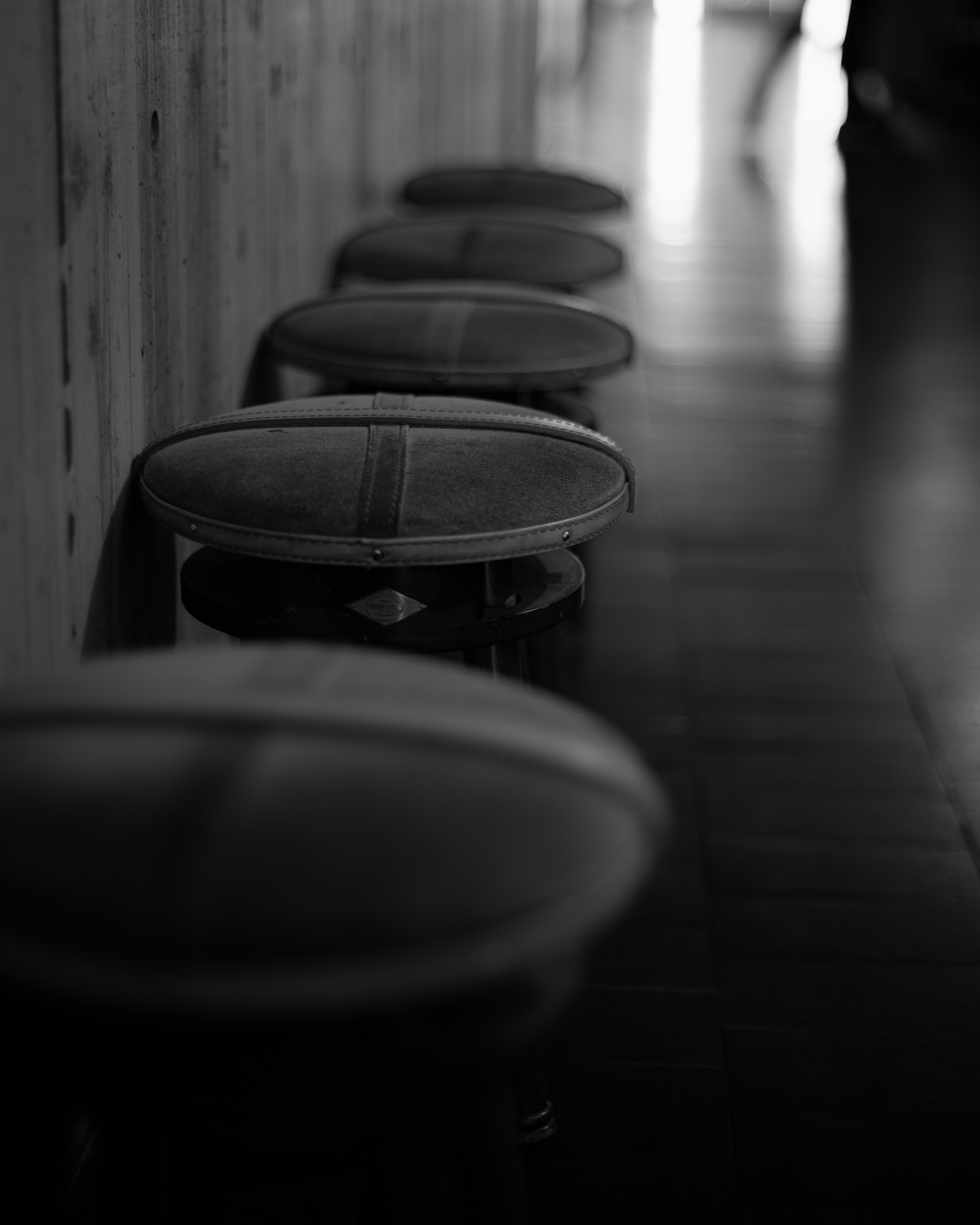 Rangée de tabourets dans un cadre noir et blanc