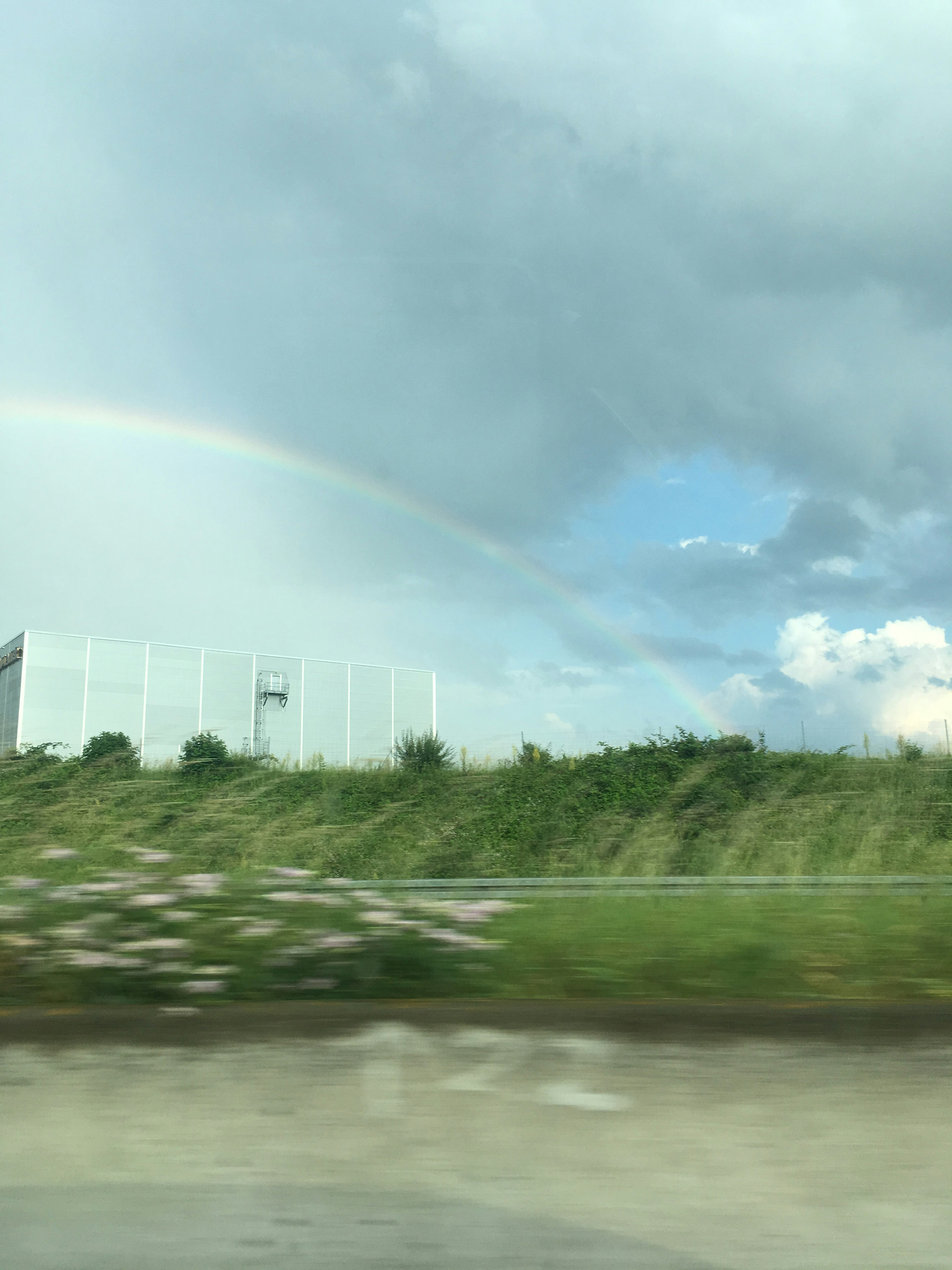 雲の間から見える虹と青空の風景