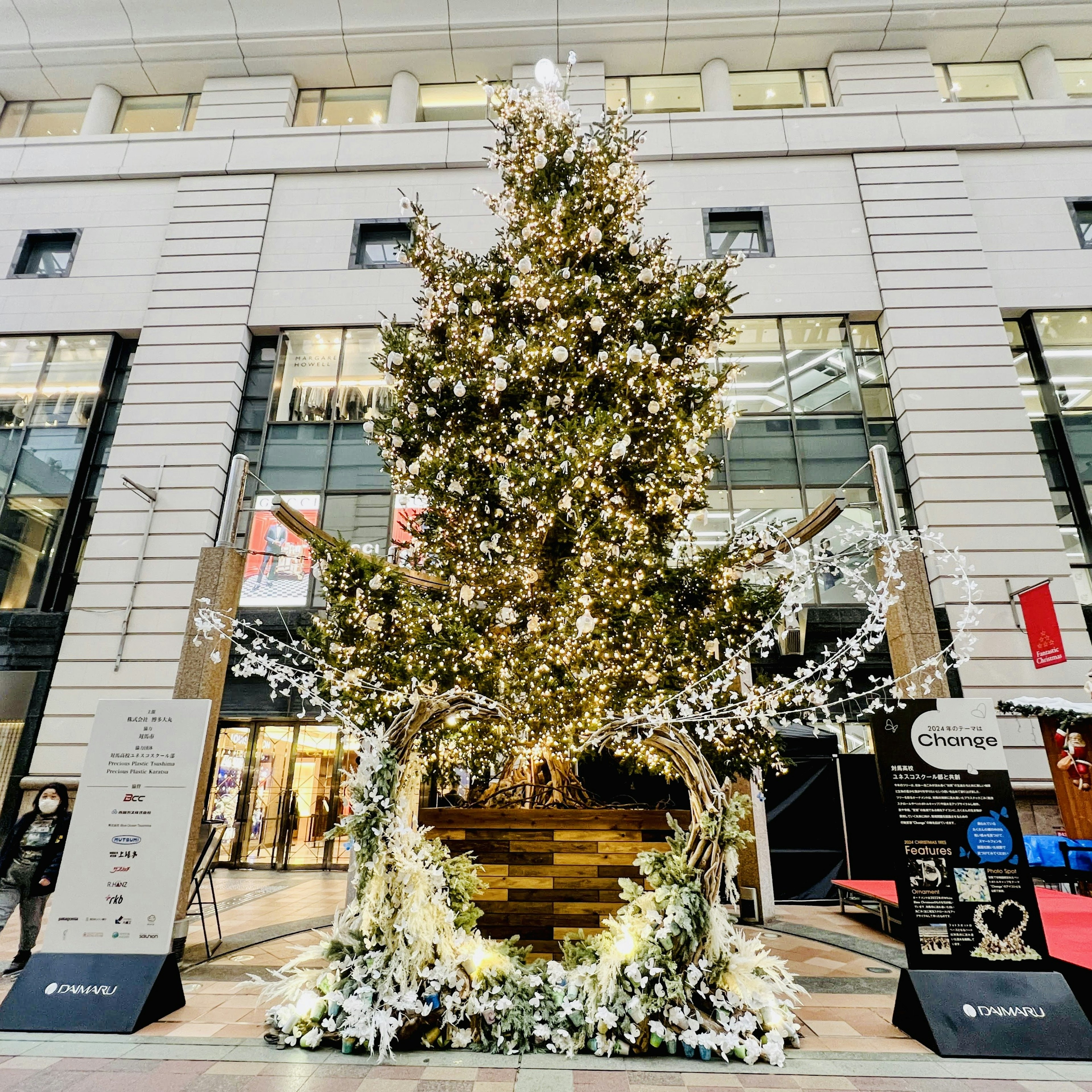 Un hermoso árbol de Navidad decorado se encuentra en el centro de un centro comercial