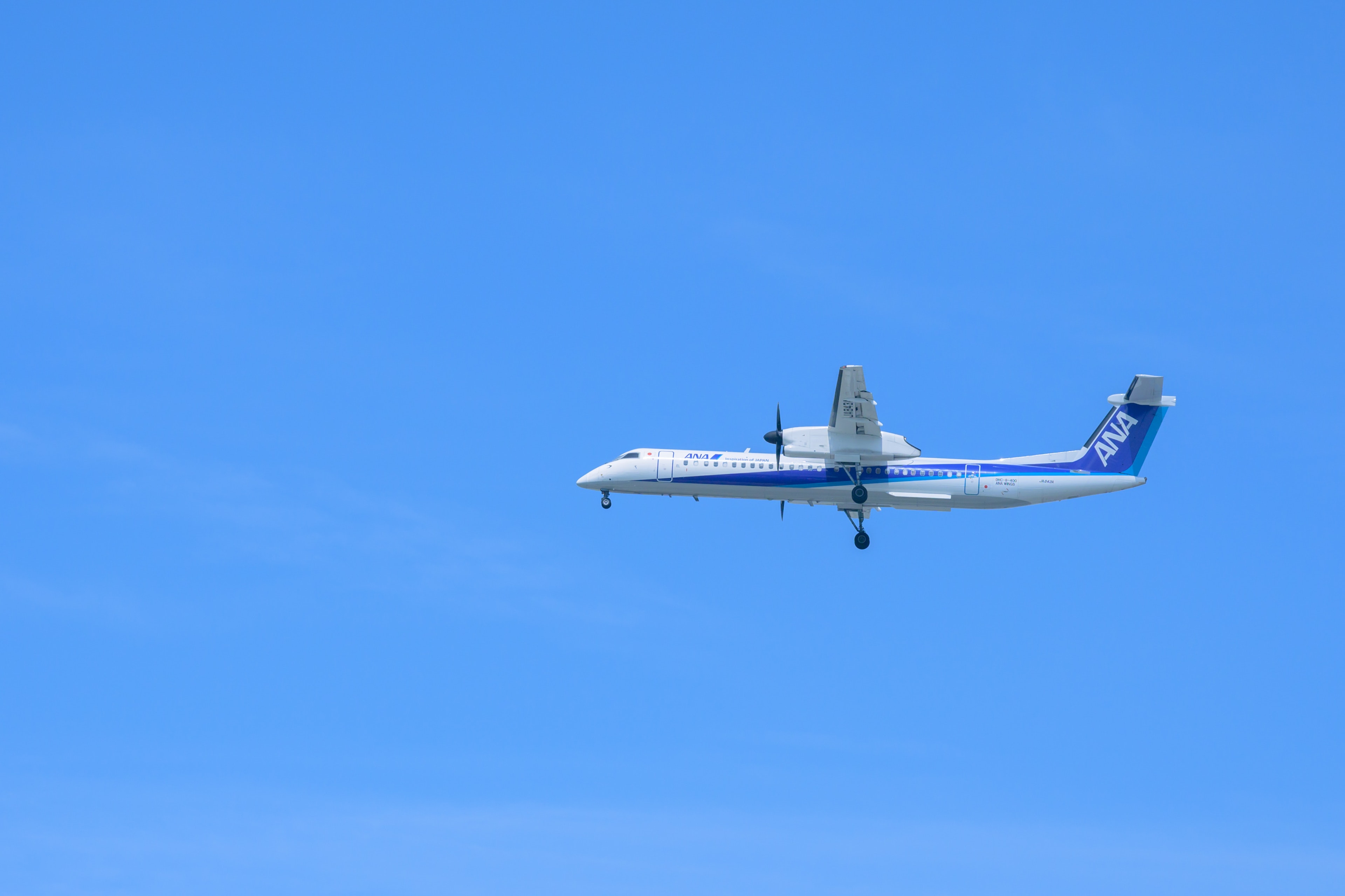 Aereo leggero che vola contro un cielo blu