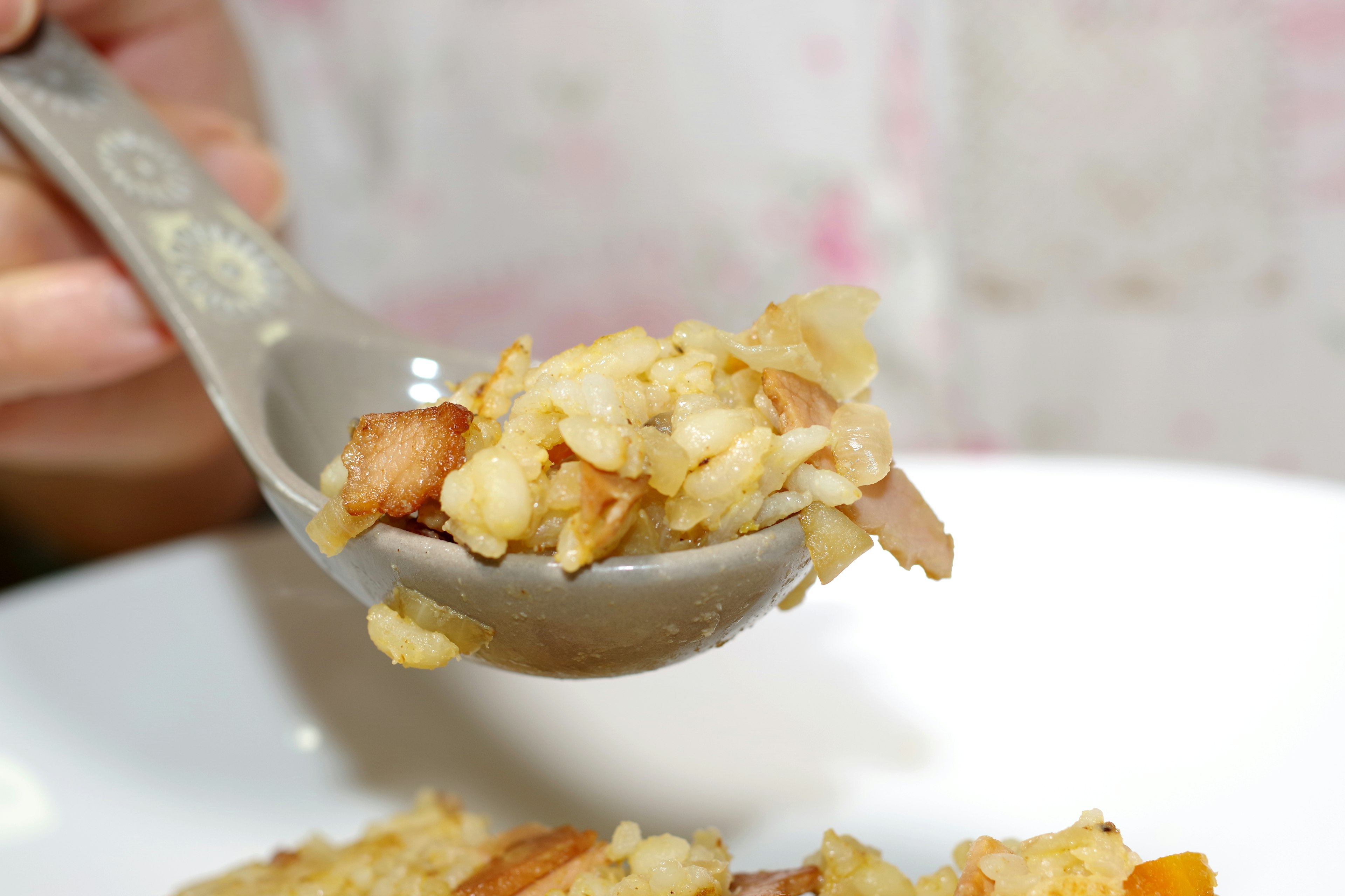 Gros plan de riz mélangé soulevé avec une cuillère