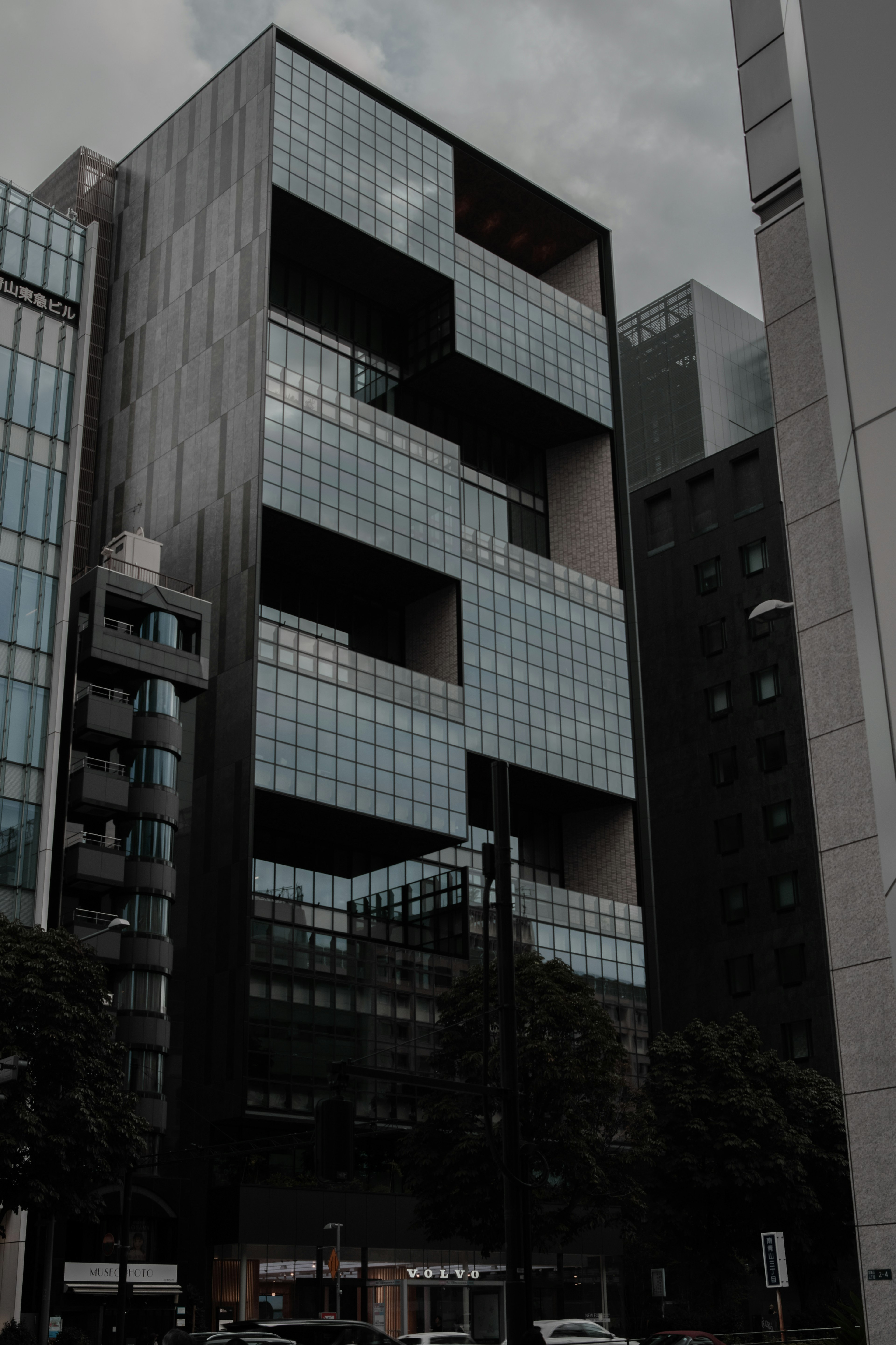 Edificio moderno con fachada negra y elementos de vidrio Estructura en escalera