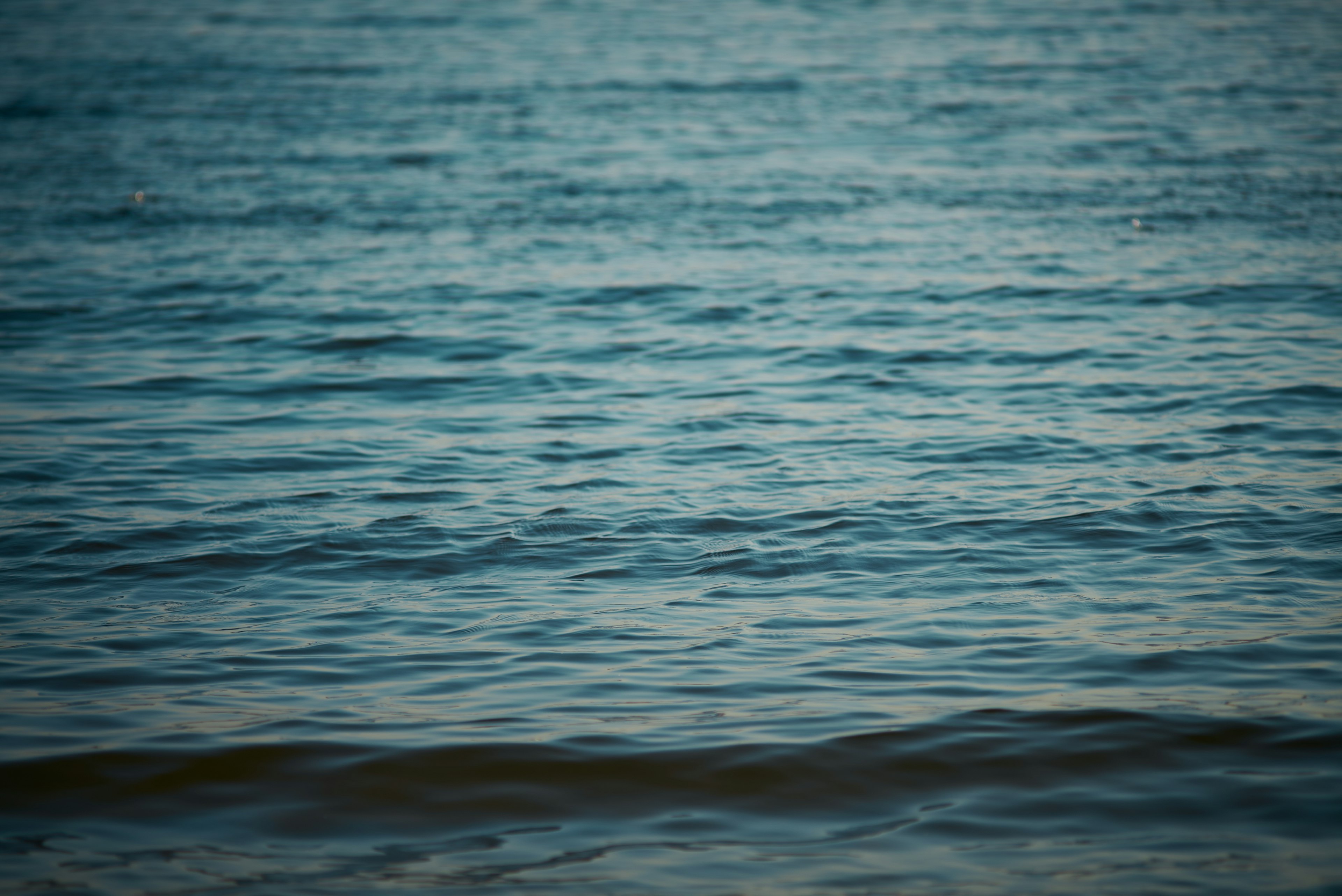 Nahaufnahme der ruhigen blauen Wasseroberfläche des Ozeans