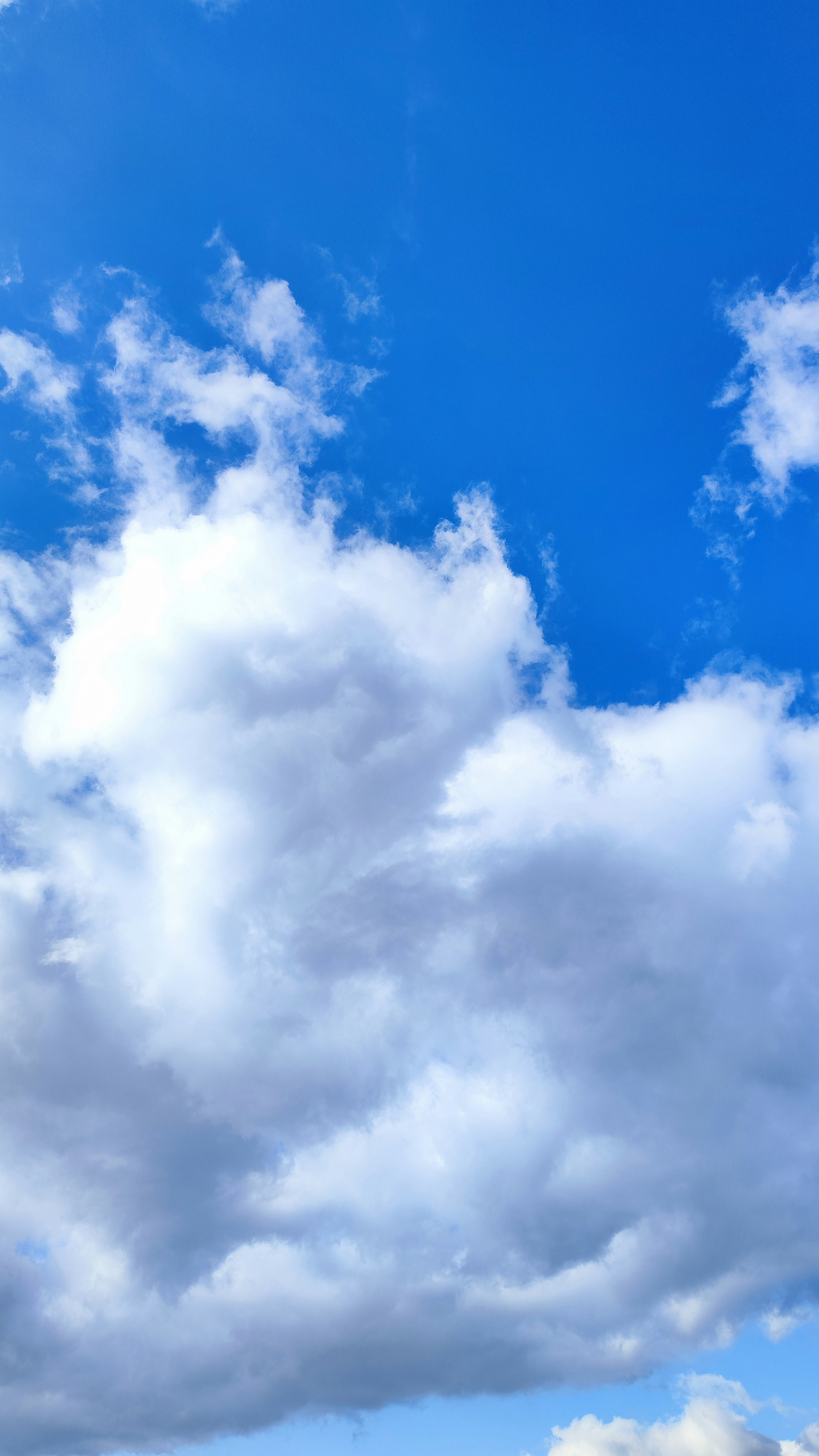 Paesaggio di nuvole bianche che fluttuano in un cielo blu