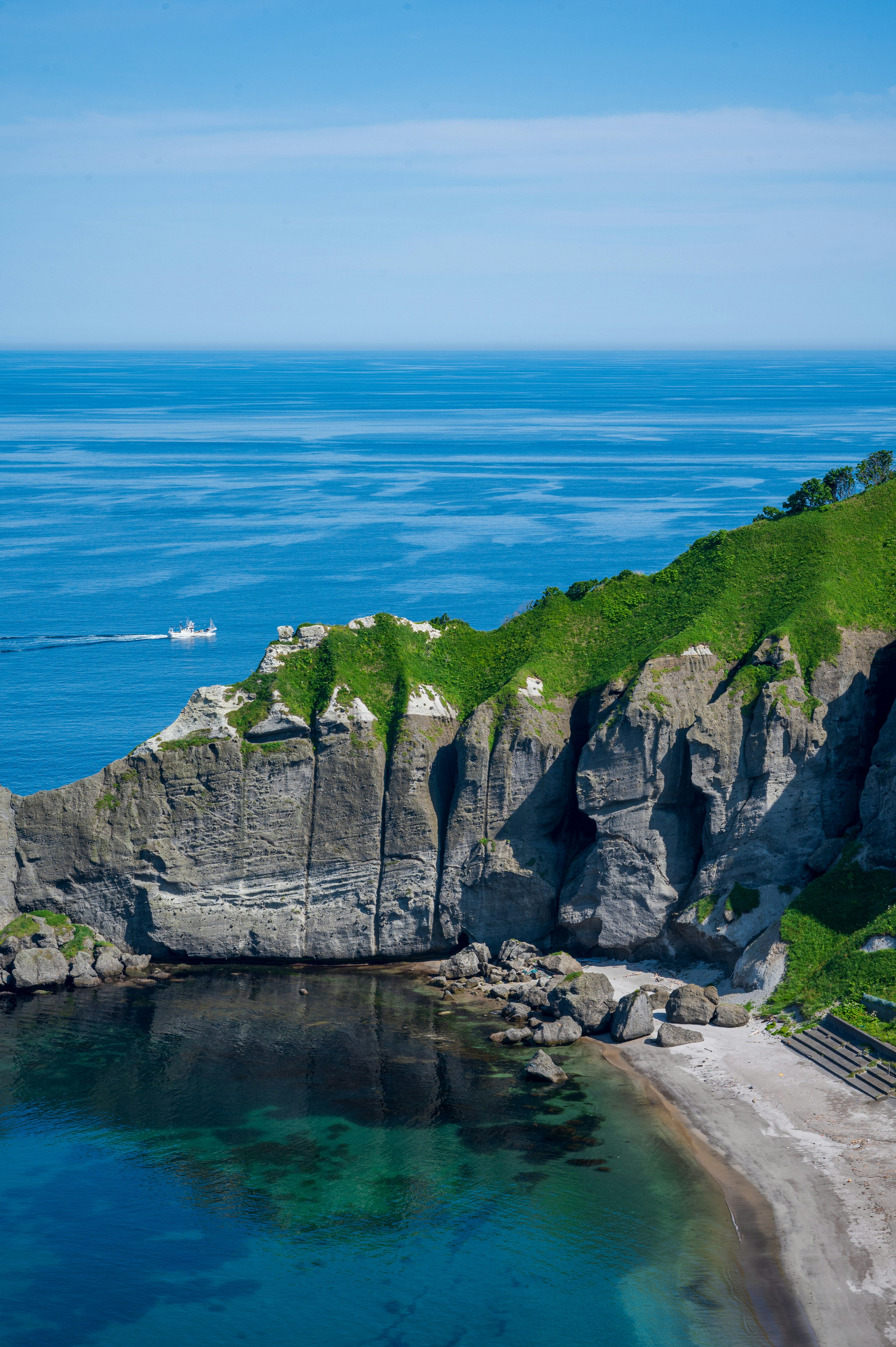 Schöne Küstenlandschaft mit blauem Ozean und grünen Klippen