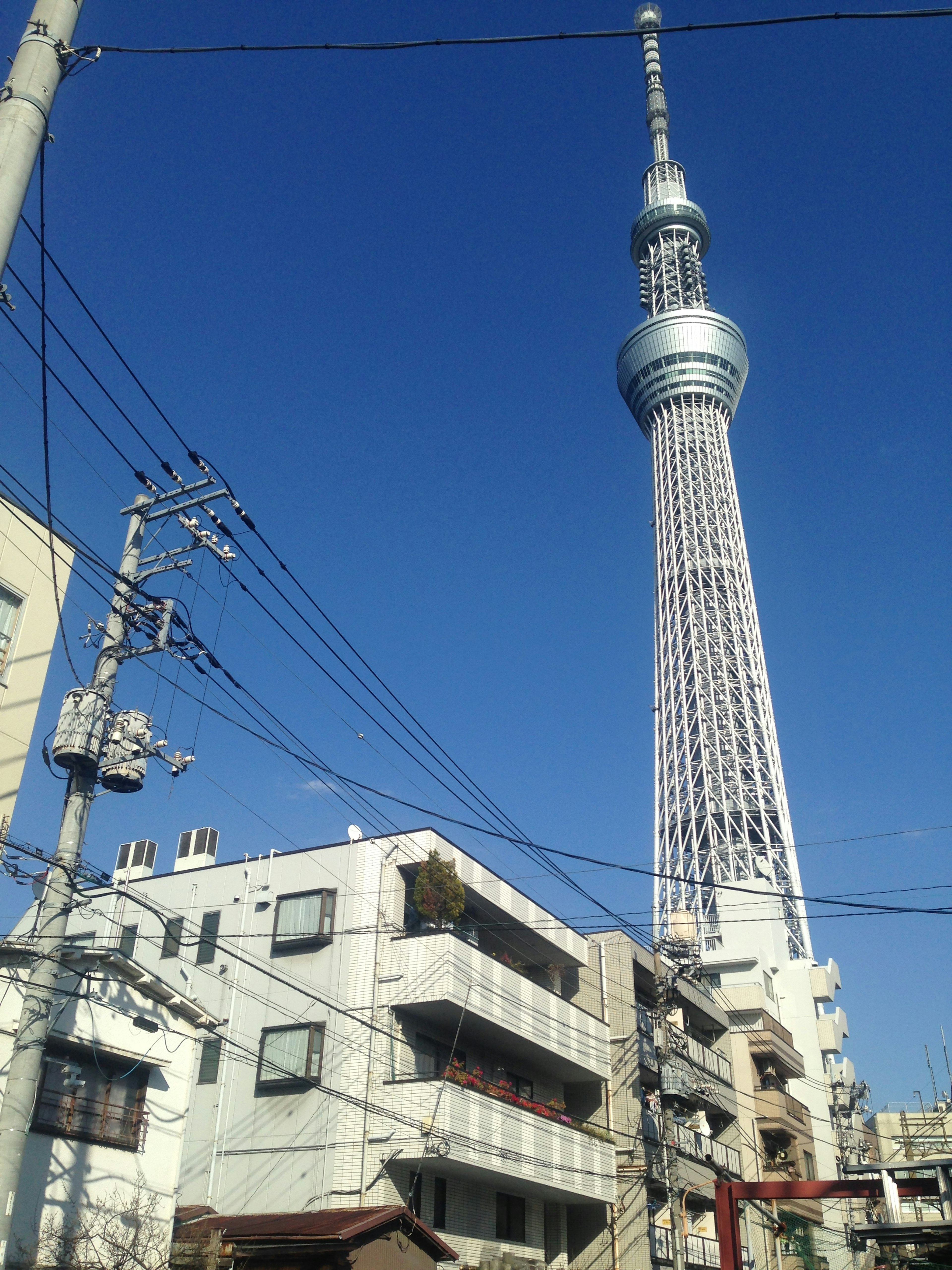 Tokyo Skytree menjulang di bawah langit biru cerah