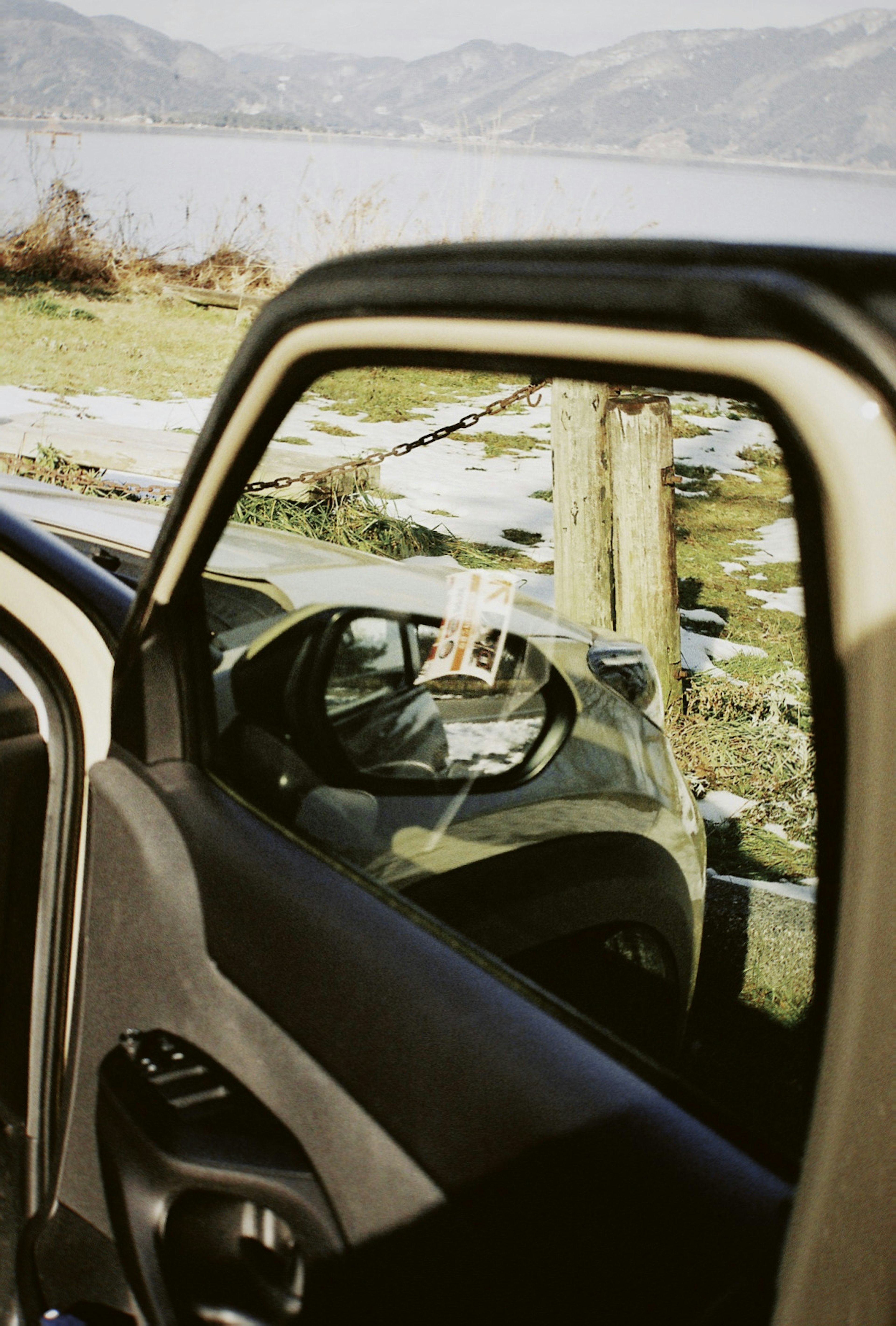 Espejo de coche que refleja el interior y el paisaje exterior