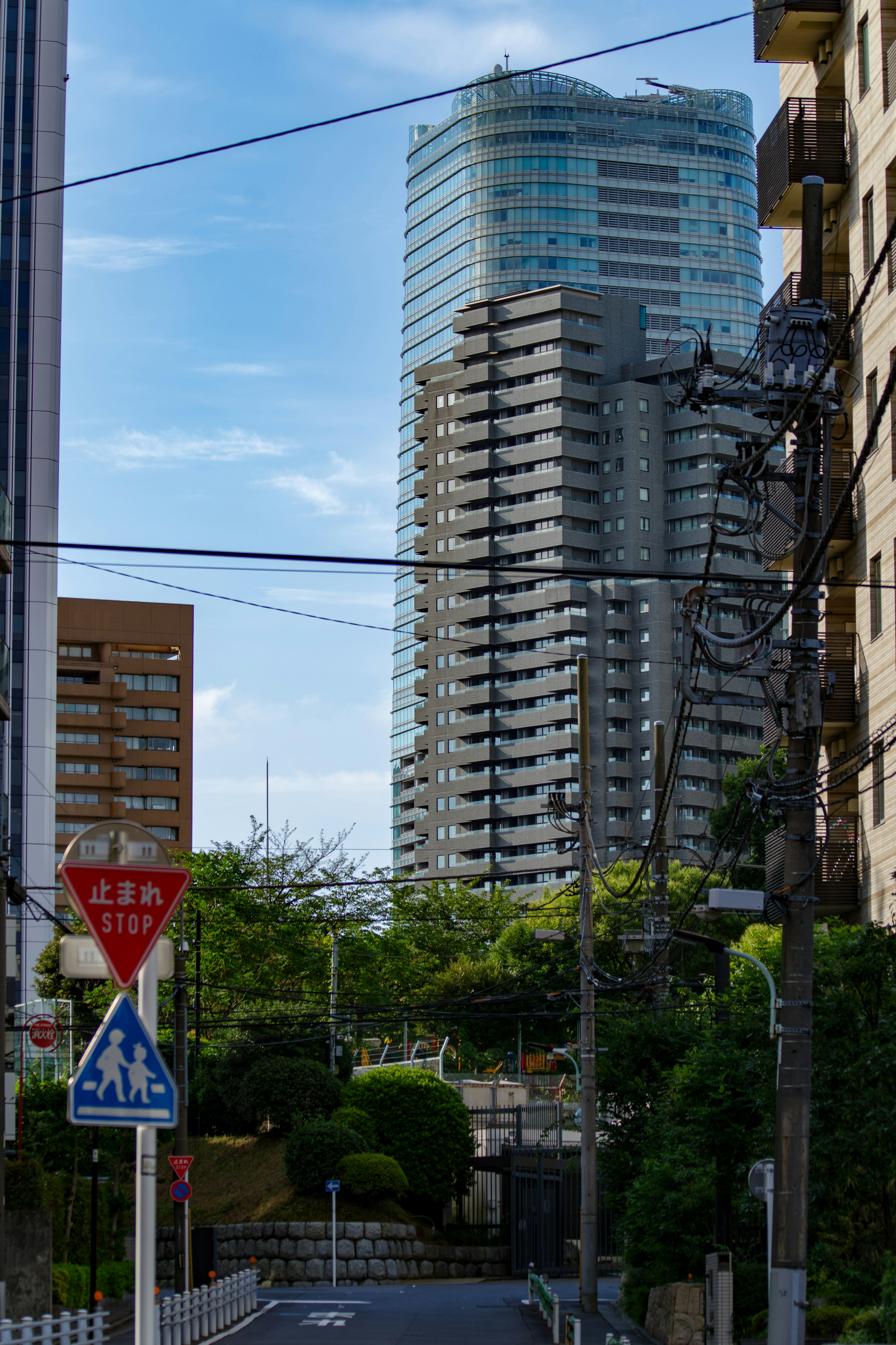 Vista de un edificio de gran altura con elementos de calle urbana