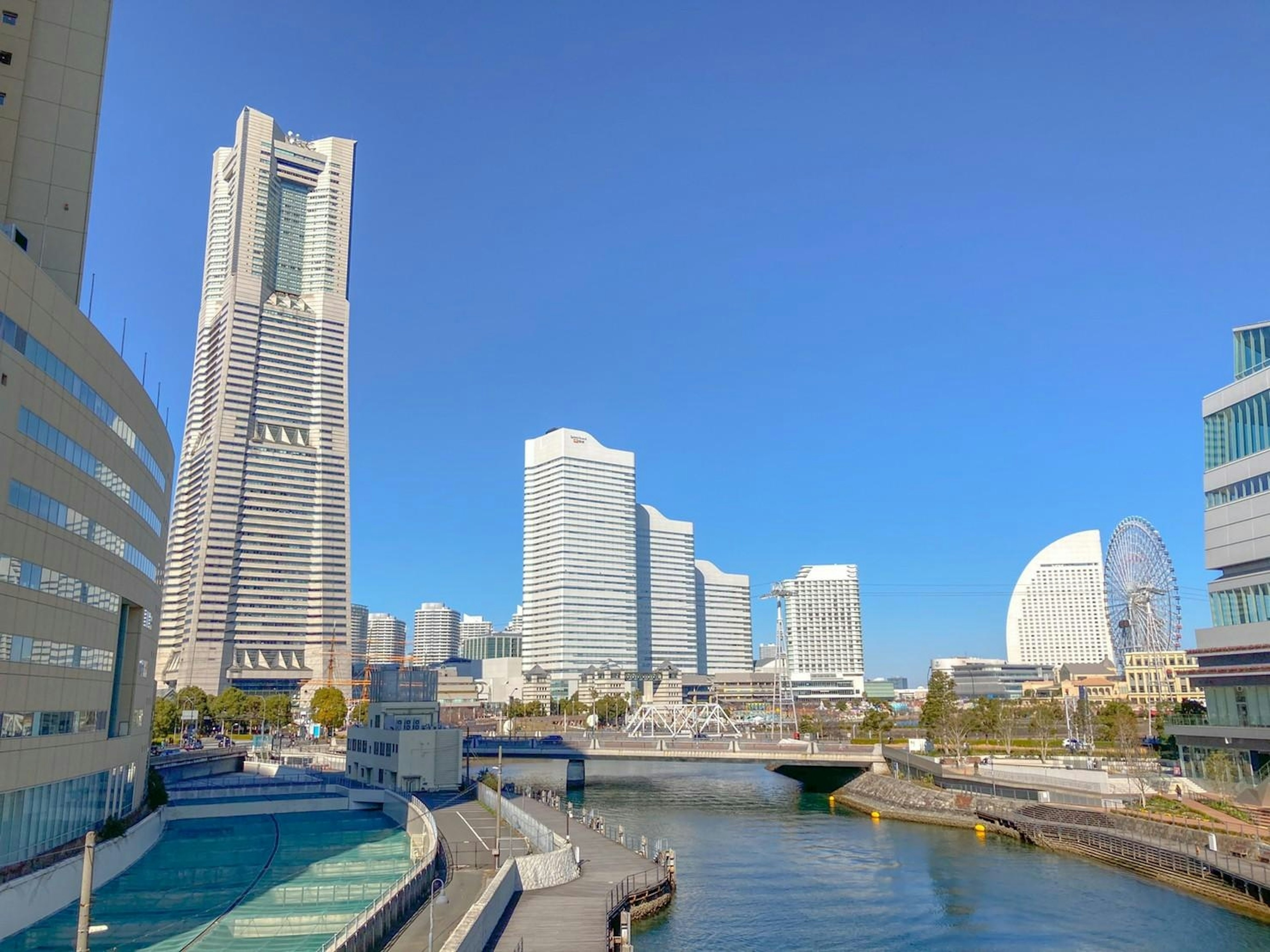 横浜の現代的なビル群と青い空の風景