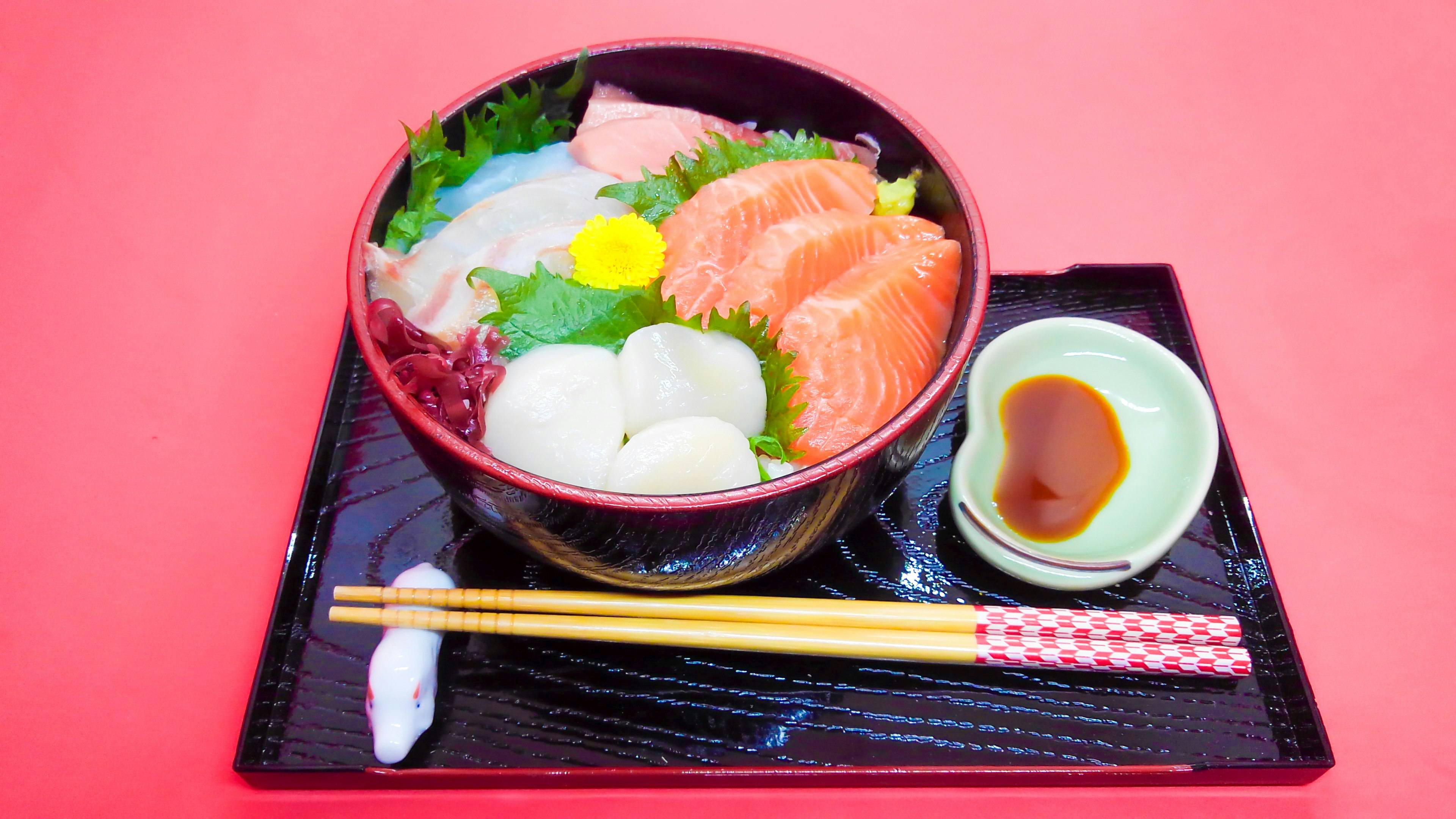 Disposición de tazón de arroz con sashimi fresco