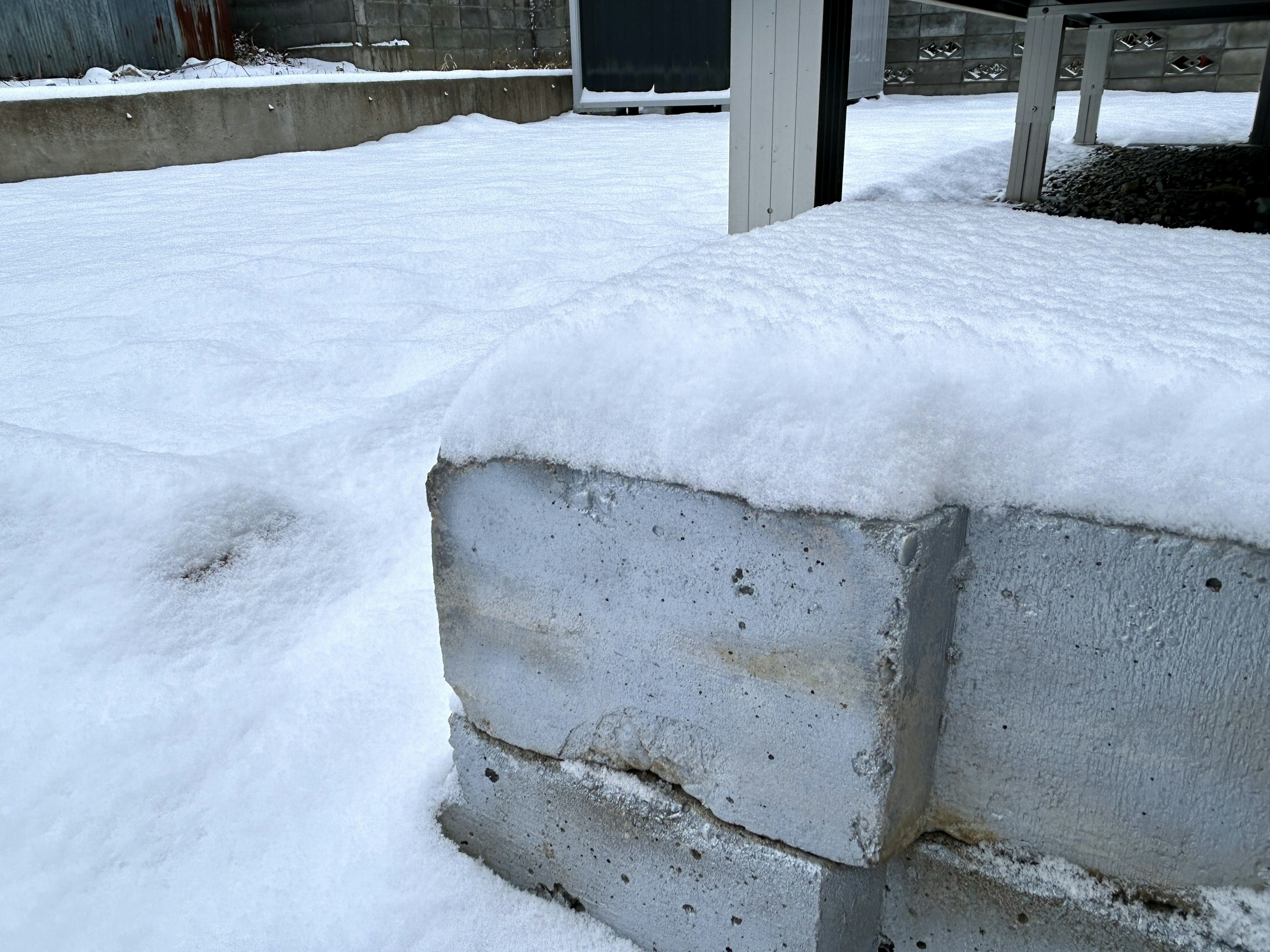 Betonblock, bedeckt mit Schnee, umgeben von schneebedeckter Landschaft