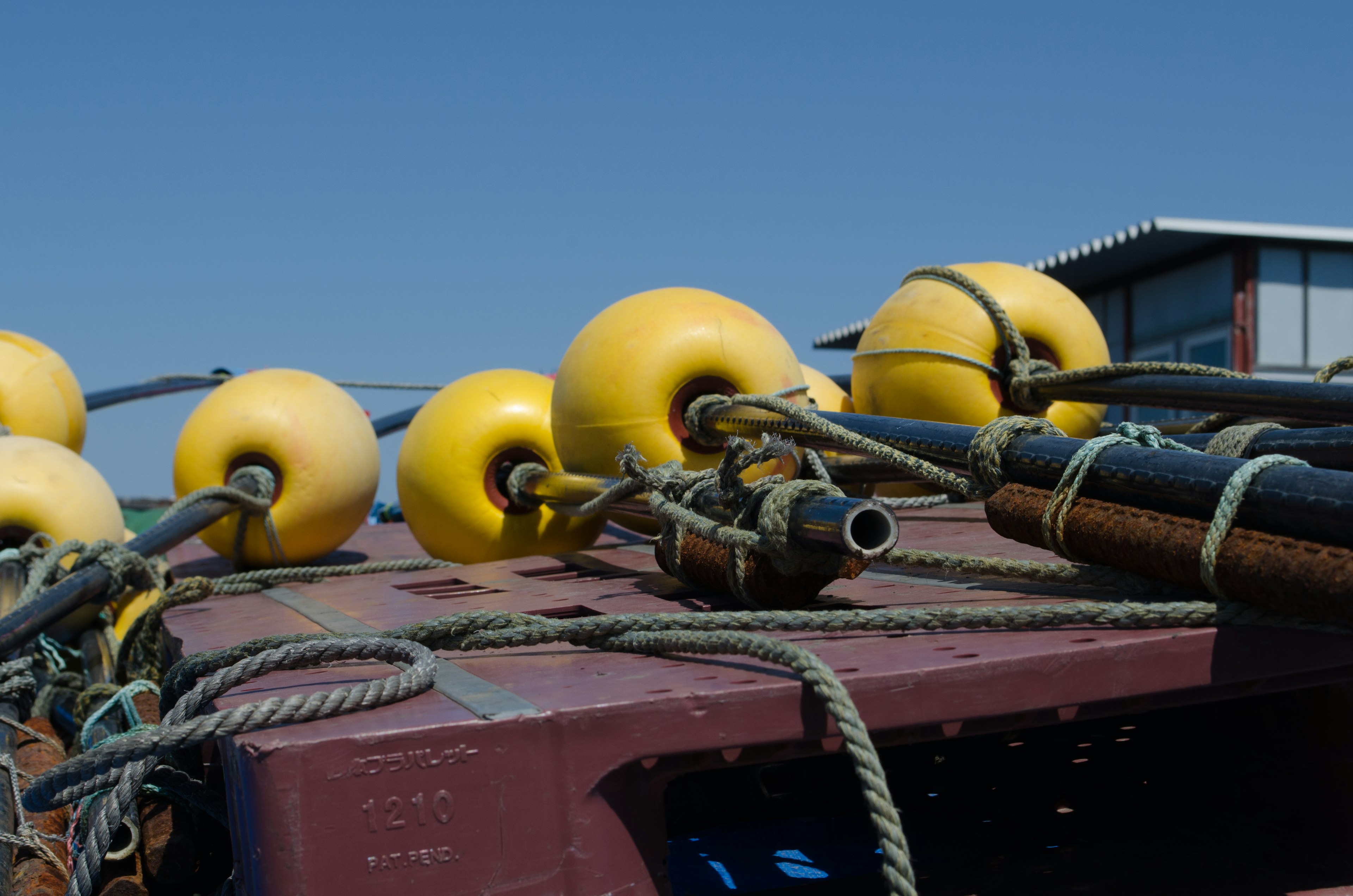 Vue d'un bateau de pêche avec des bouées jaunes et des cordes