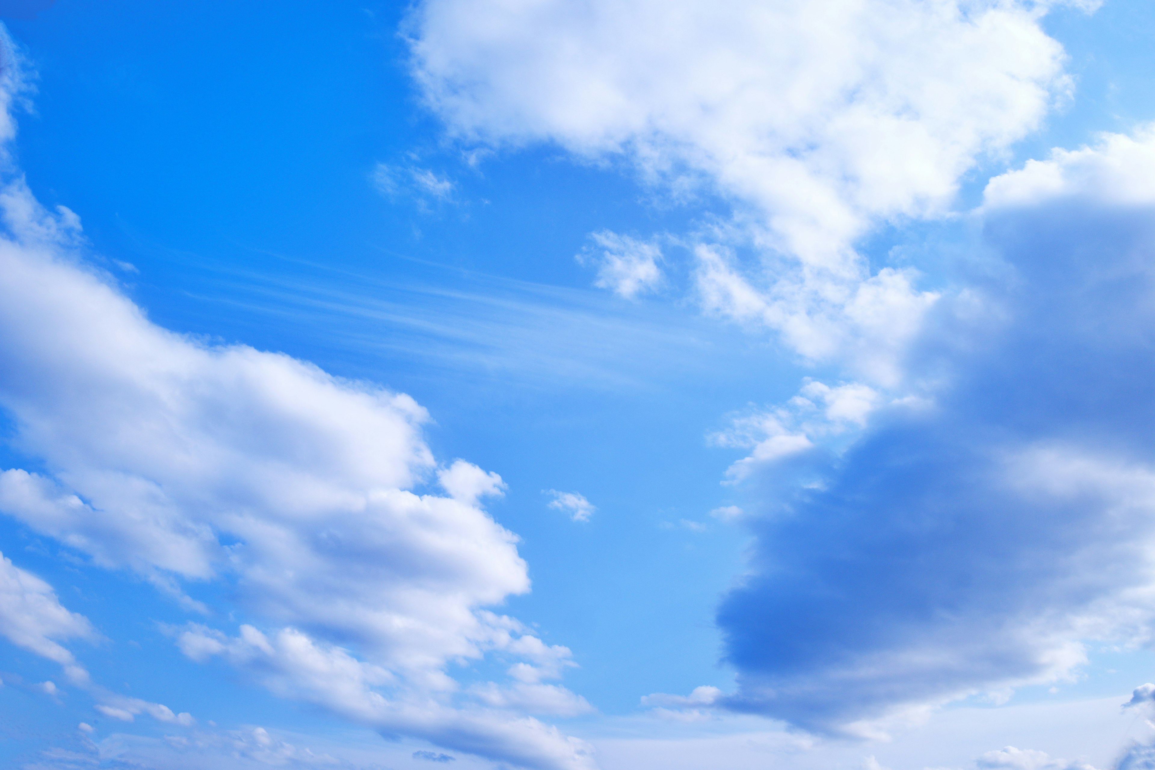 Pemandangan awan putih melayang di langit biru